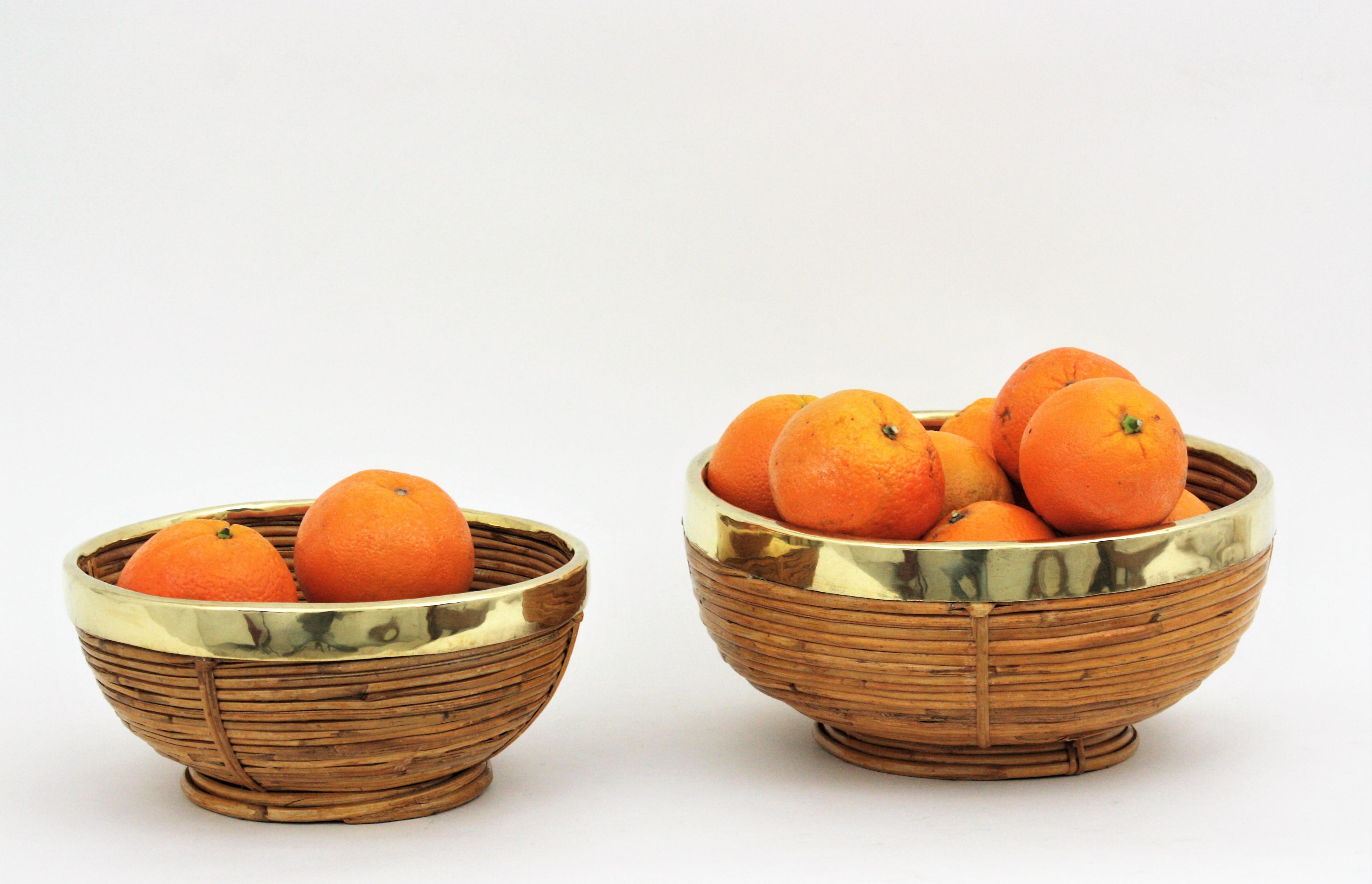 20ième siècle Grand centre de table italien en rotin et laiton pour panier, années 1970 en vente