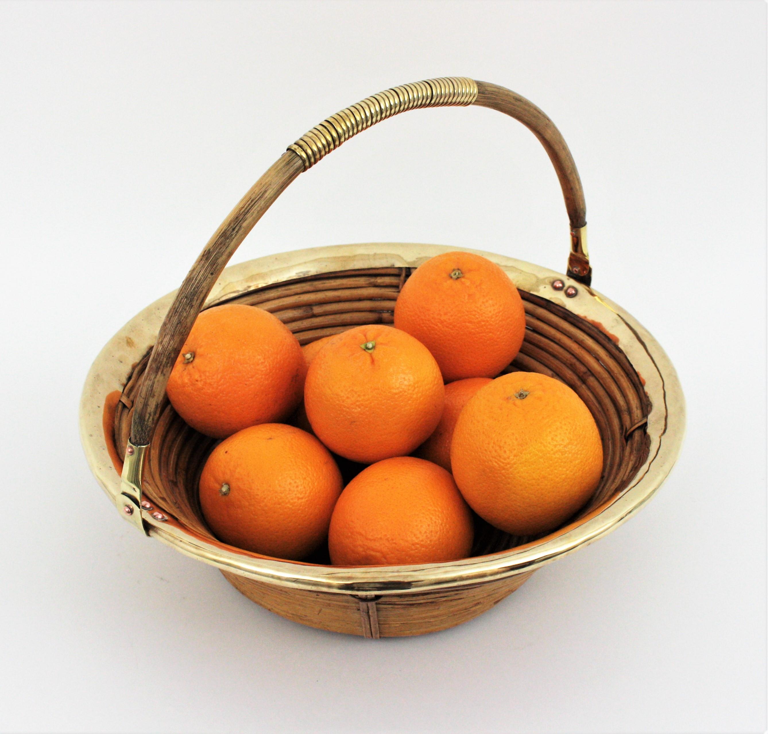 Rattan and Brass Italian Large Centerpiece Basket Bowl, 1970s For Sale 2