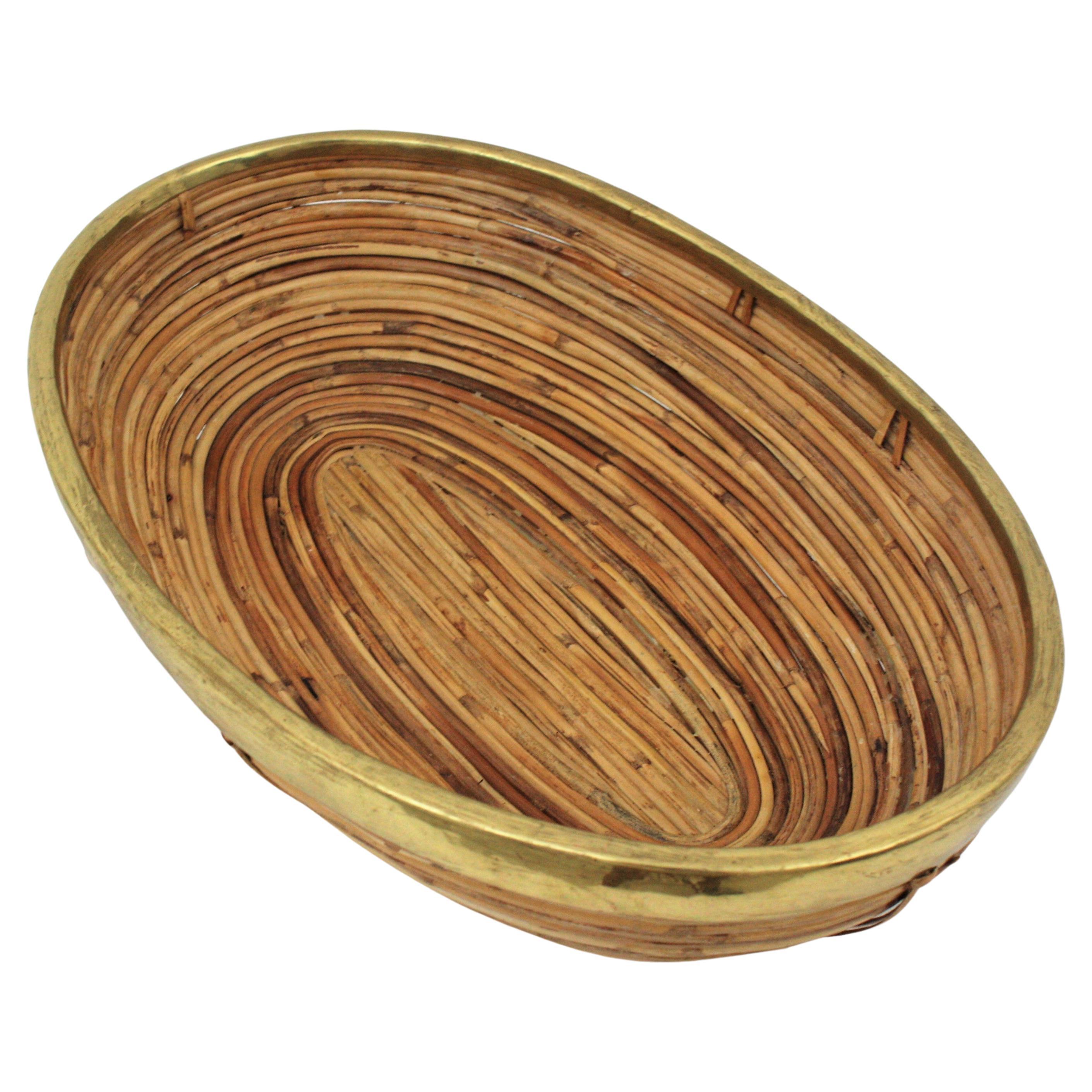 Rattan and Brass Italian Large Oval Basket Centerpiece Bowl, 1970s In Good Condition For Sale In Barcelona, ES