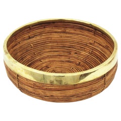 Cuenco centro de mesa redondo de ratán italiano y latón, años 70
