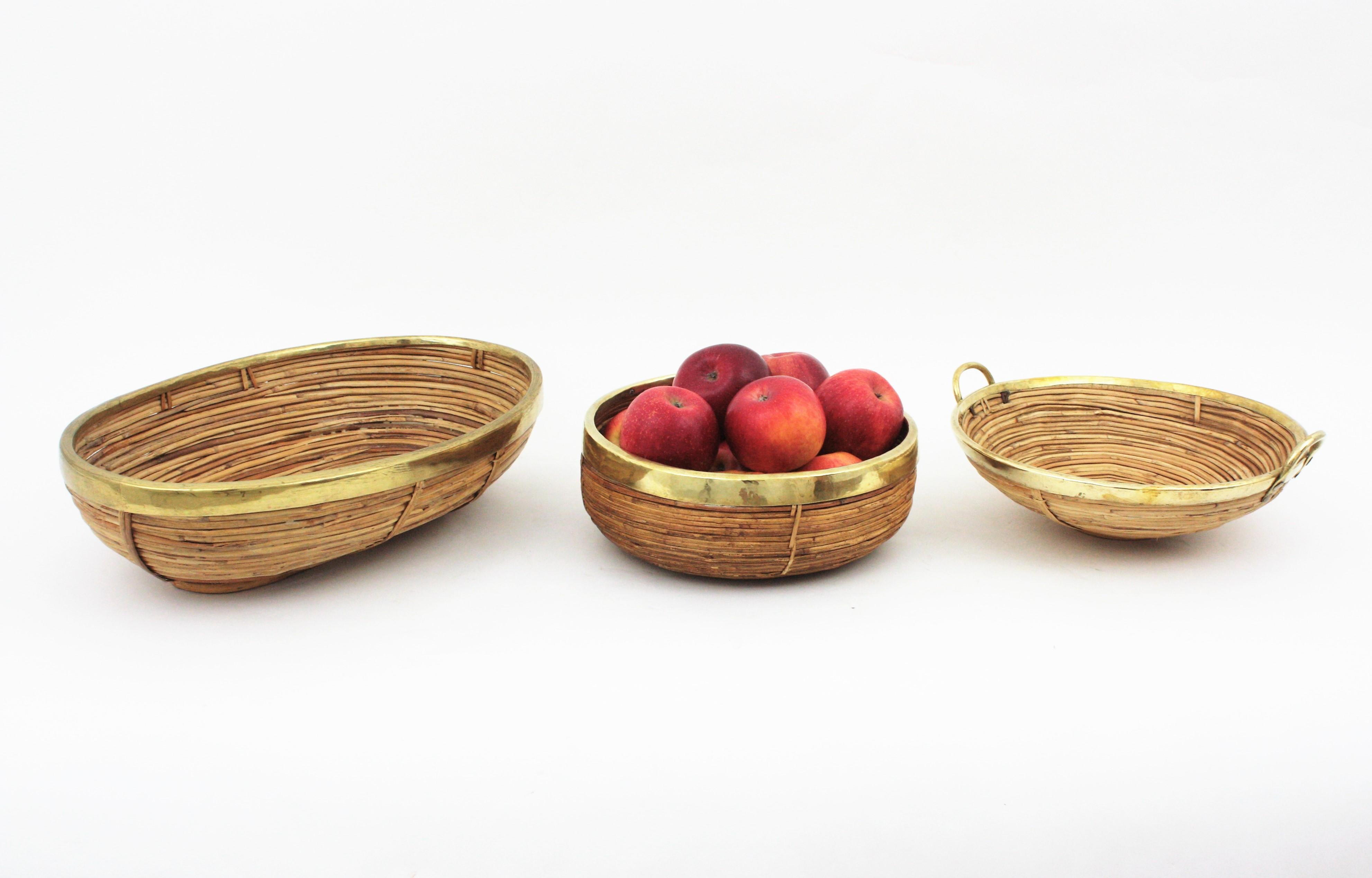 Italian Rattan and Brass Round Basket Centerpiece Bowl, 1970s  In Good Condition For Sale In Barcelona, ES