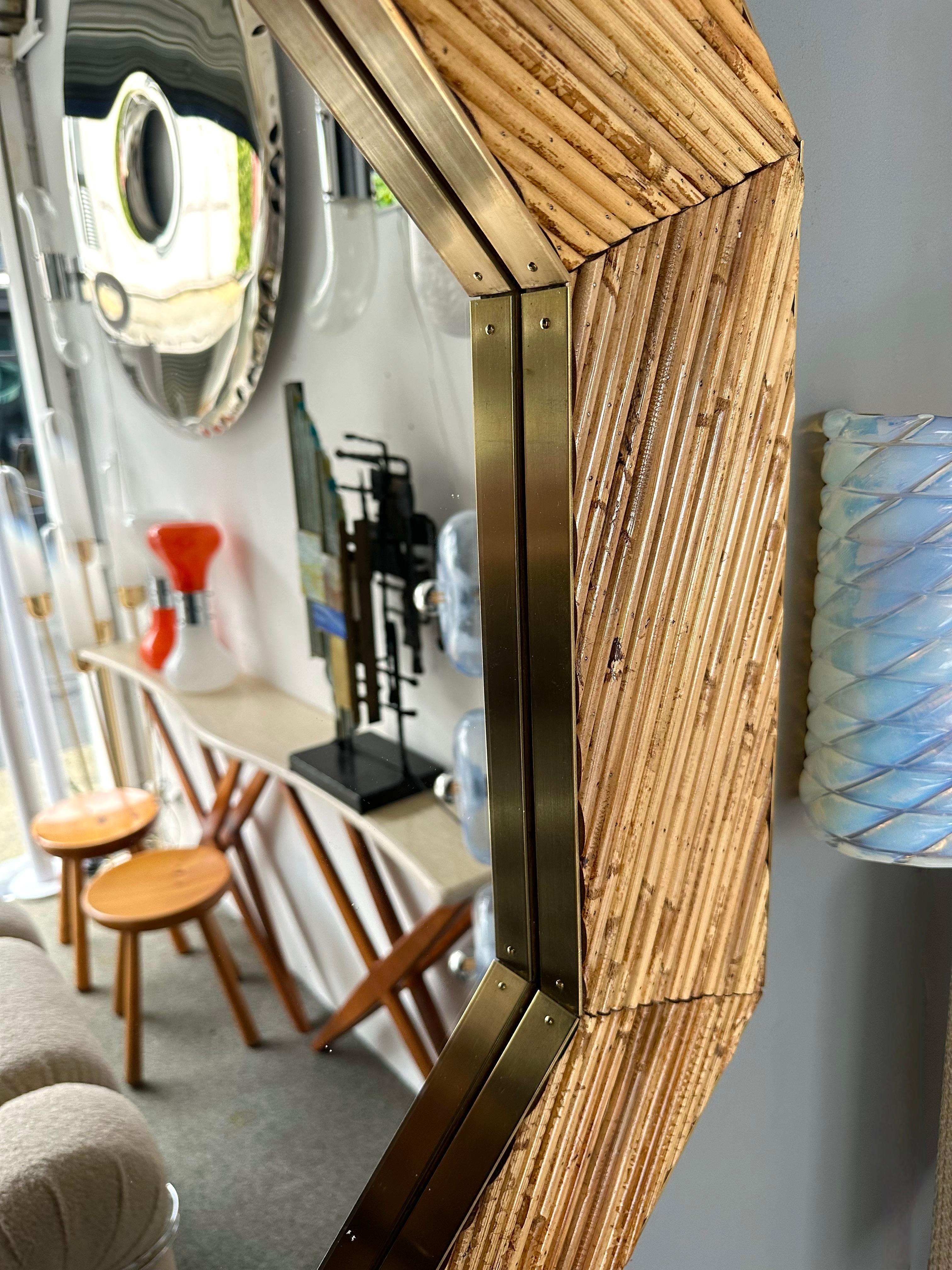 Miroir mural octogonal Mid-Century Modern en laiton et bambou, rotin raphia, osier par la manufacture Vivai del Sud design italien. Tampon de fabrication d'origine au dos.  Des designers célèbres comme Maison Arpex International, Vera, Romeo Zevi,