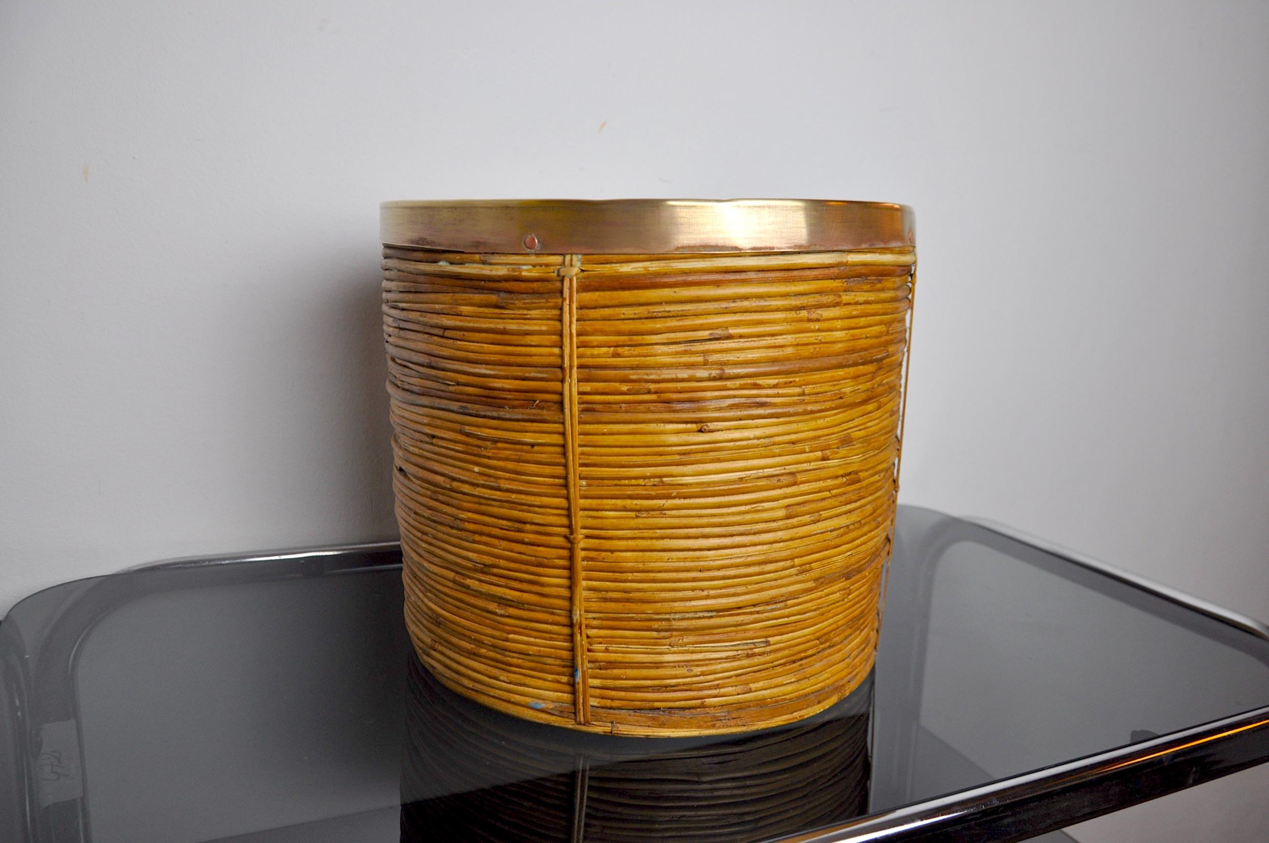 Very nice basket or planter in rattan and brass handmade in italy in the 1970s.

Round shape, modern style of the middle of the century, it is inspired by the drawings of Gabriella Crespi.

Beautiful decorative object that will bring a real