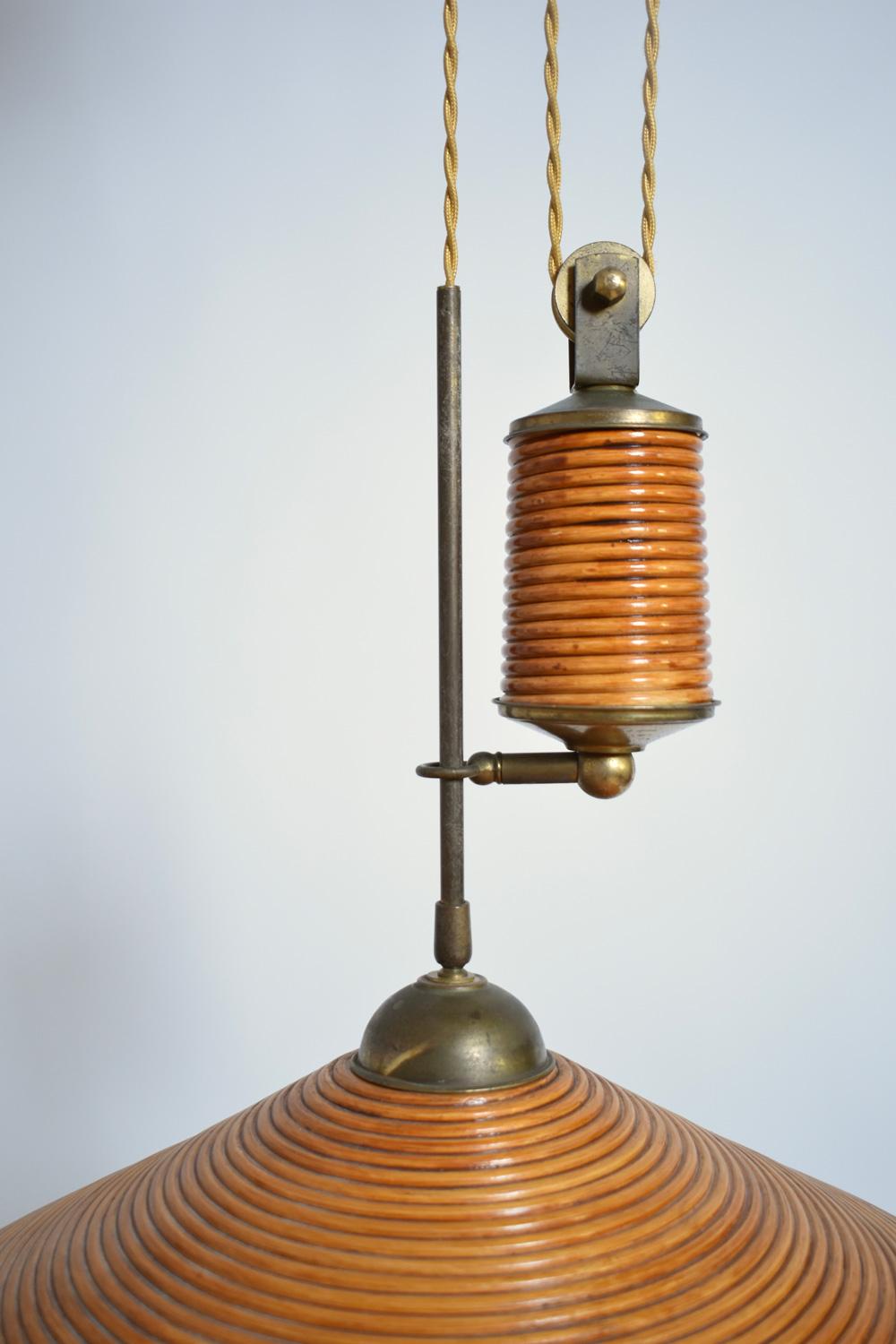 Lampada da soffitto in rattan e ottone con un peso per modulare l'altezza. Francia, anni '60.