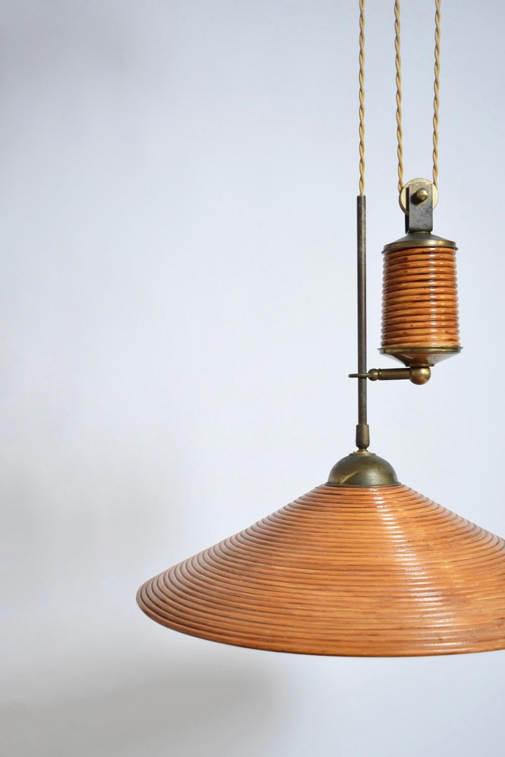 Francese Lampada da soffitto in rattan e ottone, anni '60 in vendita