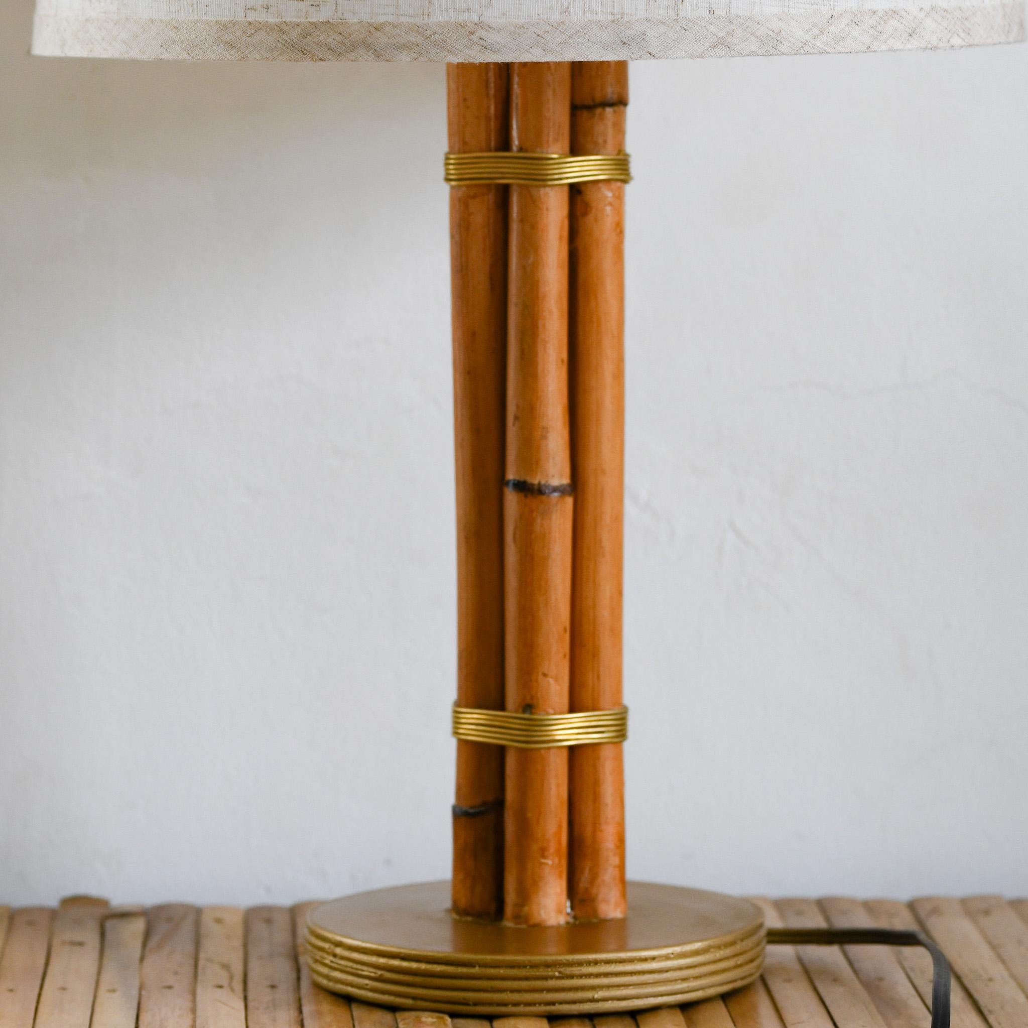 Lámpara de mesa de ratán y latón Estilo moderno de mediados de siglo Moderno de mediados de siglo en venta
