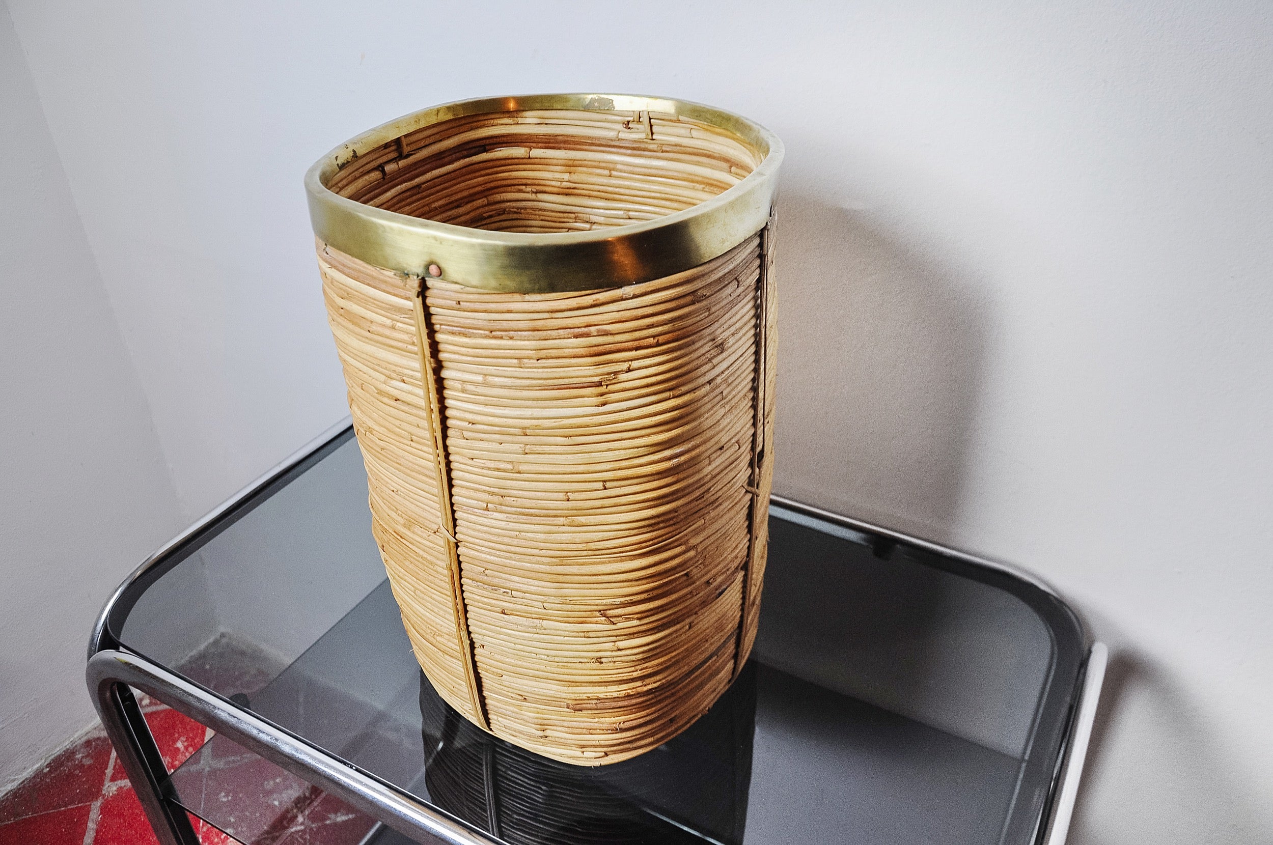 Superb rattan and brass umbrella stand made in italy in the 1970s.

Round shape, modern style of the middle of the century, it is inspired by the drawings of gabriella crespi.

Beautiful decorative object that will bring a real design touch to