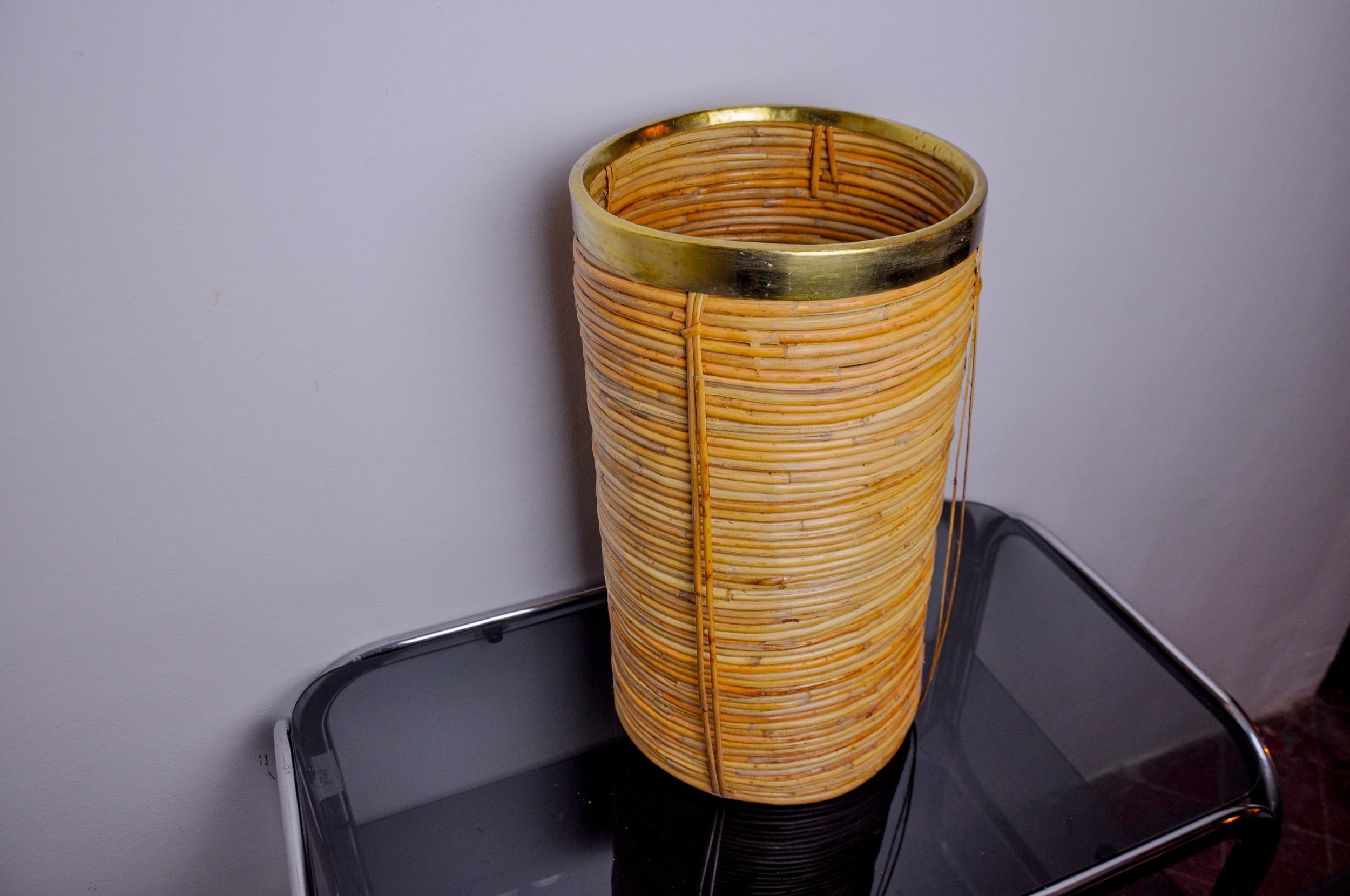 Rattan and brass umbrella stand, Italy, 1970 In Good Condition For Sale In BARCELONA, ES