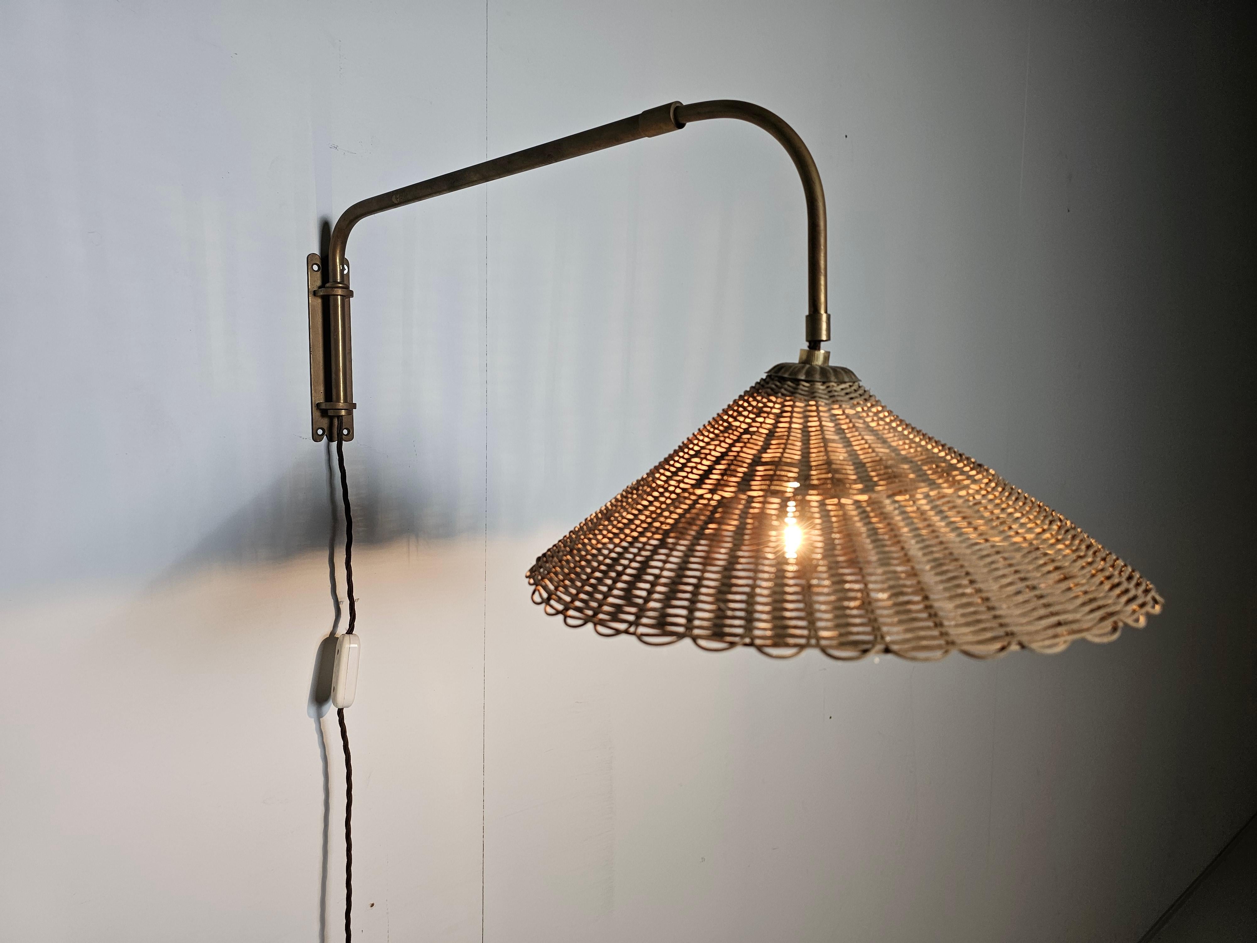 Wandleuchte aus Rattan und Messing in der Art von Paavo Tynell, 1950er Jahre

Diese steckerfertige Leuchte aus geflochtenem Rattan mit einem eleganten, schlanken, an der Wand befestigten Messingschaft bringt Wärme und Raffinesse in jeden Raum. 

Der
