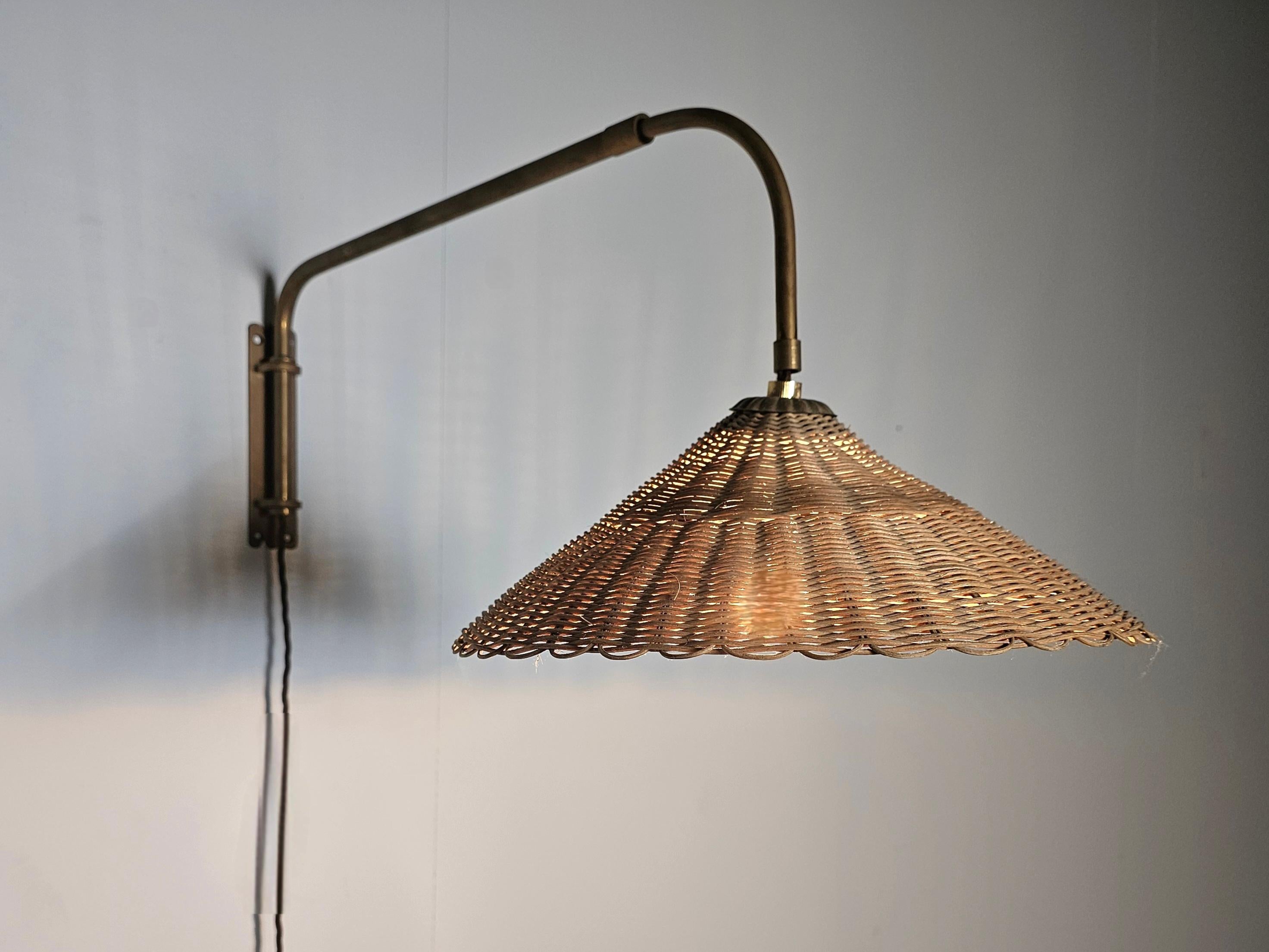 Wandleuchte aus Rattan und Messing in der Art von Paavo Tynell, 1950er Jahre (Moderne der Mitte des Jahrhunderts) im Angebot