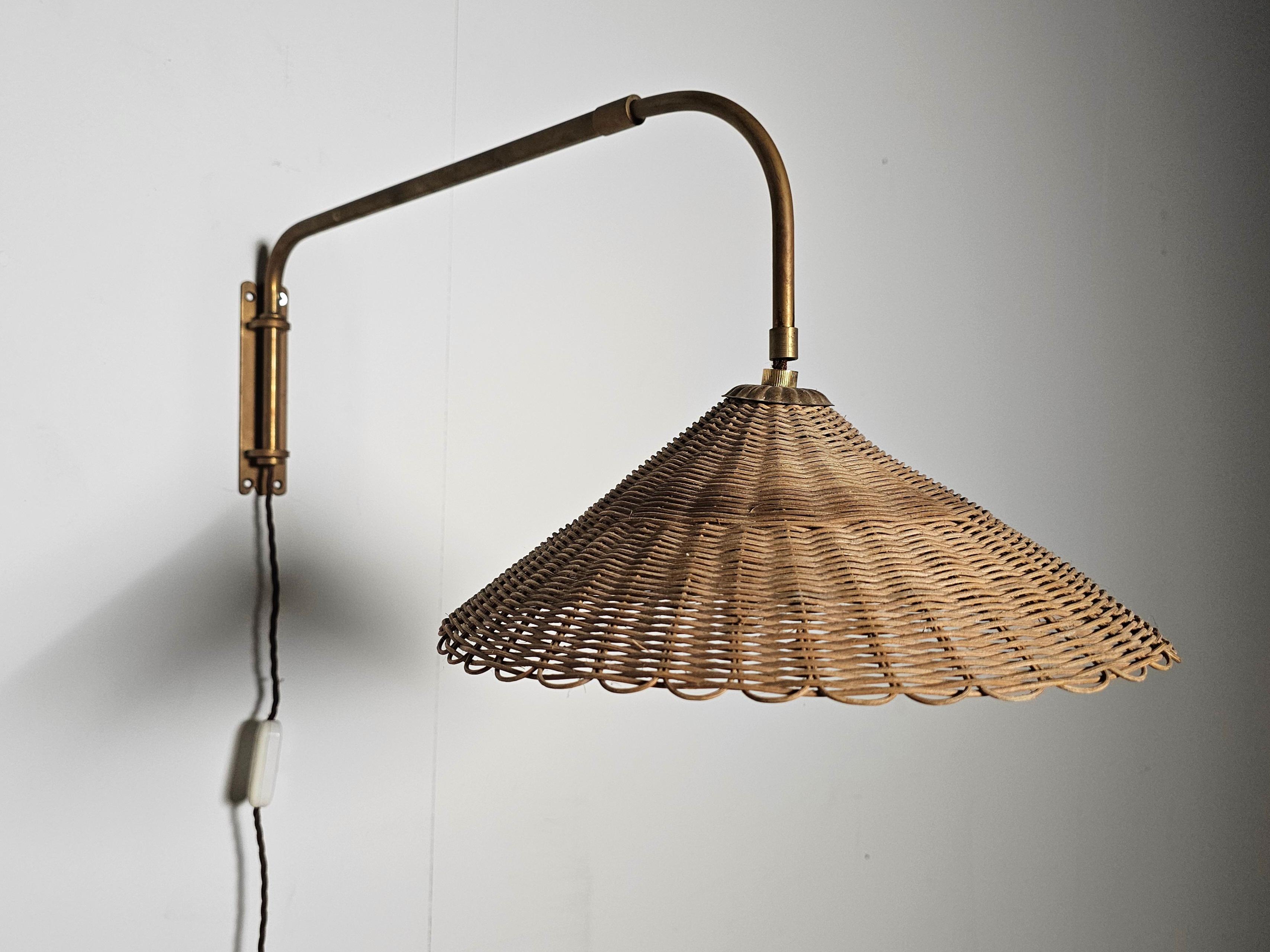 Wandleuchte aus Rattan und Messing in der Art von Paavo Tynell, 1950er Jahre (Europäisch) im Angebot