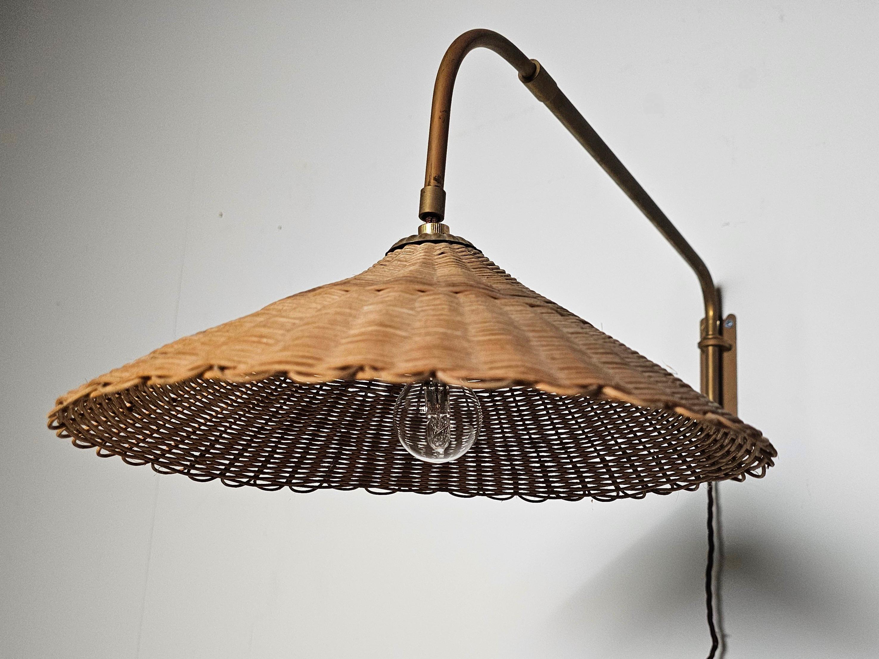 Wandleuchte aus Rattan und Messing in der Art von Paavo Tynell, 1950er Jahre (20. Jahrhundert) im Angebot
