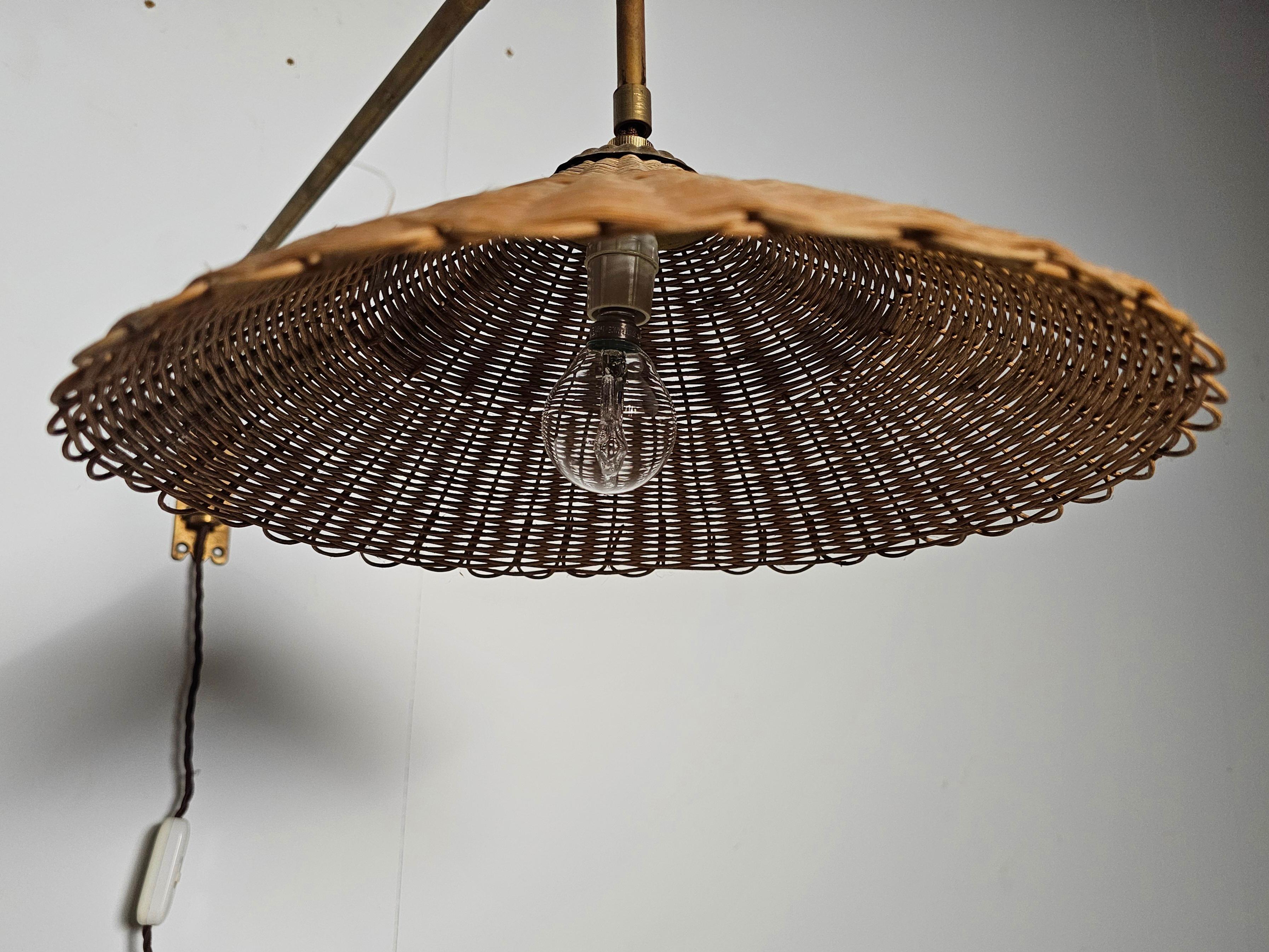 Rattan and Brass Wall Lamp in the Manner of Paavo Tynell, 1950s siglo XX en venta