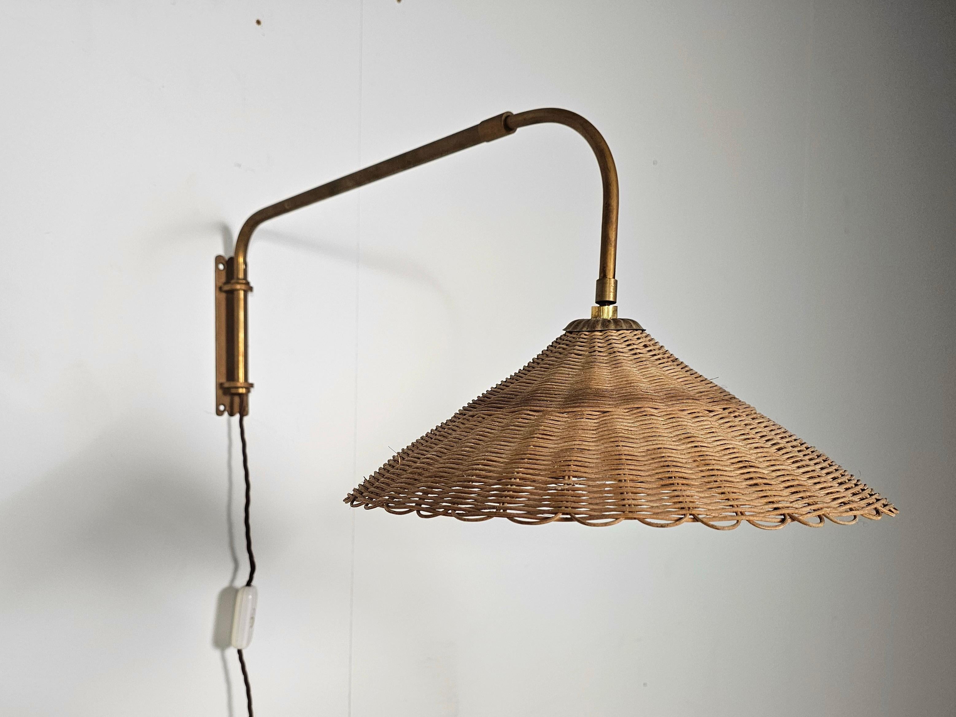 Wandleuchte aus Rattan und Messing in der Art von Paavo Tynell, 1950er Jahre im Angebot 2