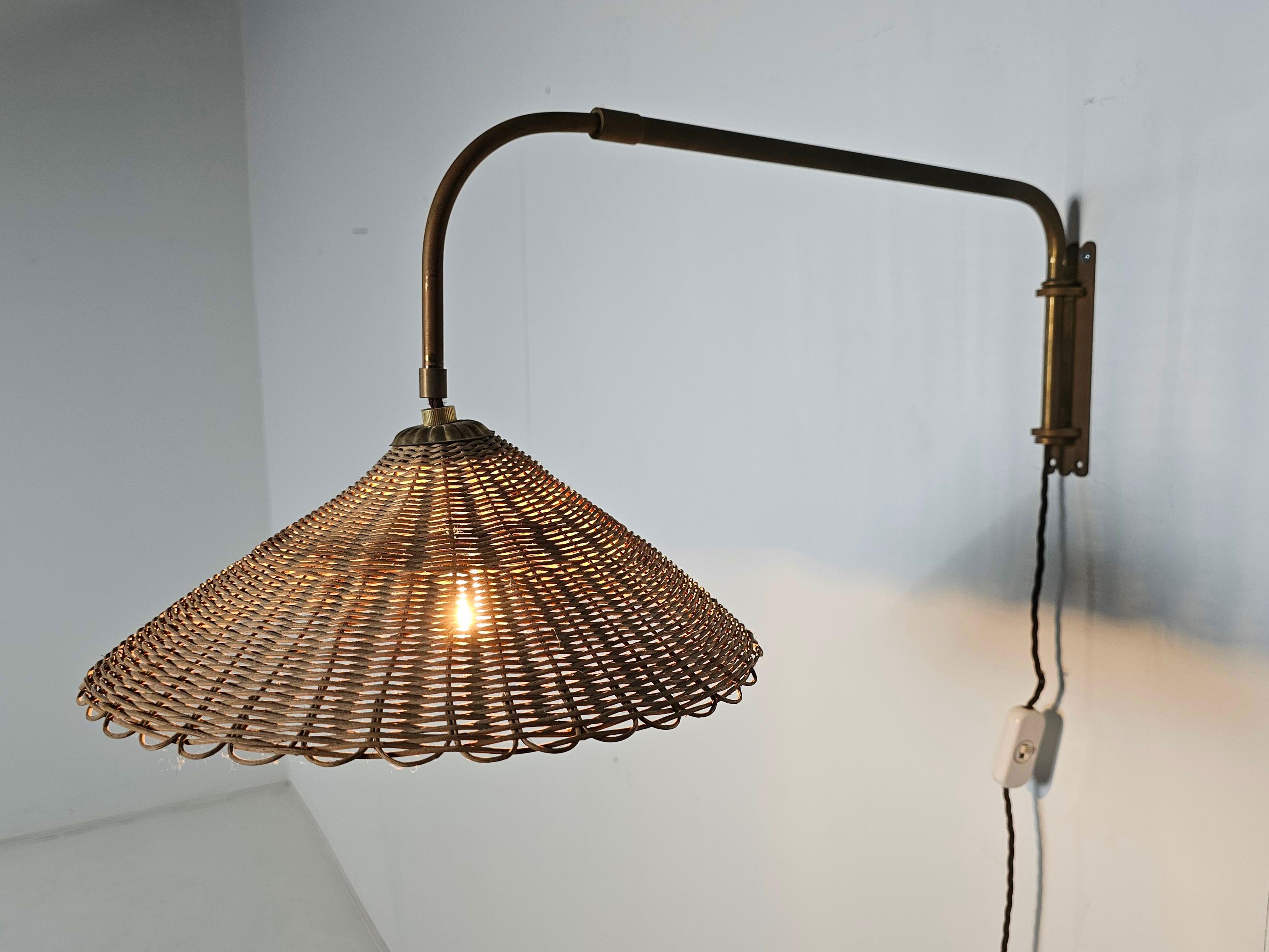 Rattan and Brass Wall Lamp in the Manner of Paavo Tynell, 1950s en venta 1