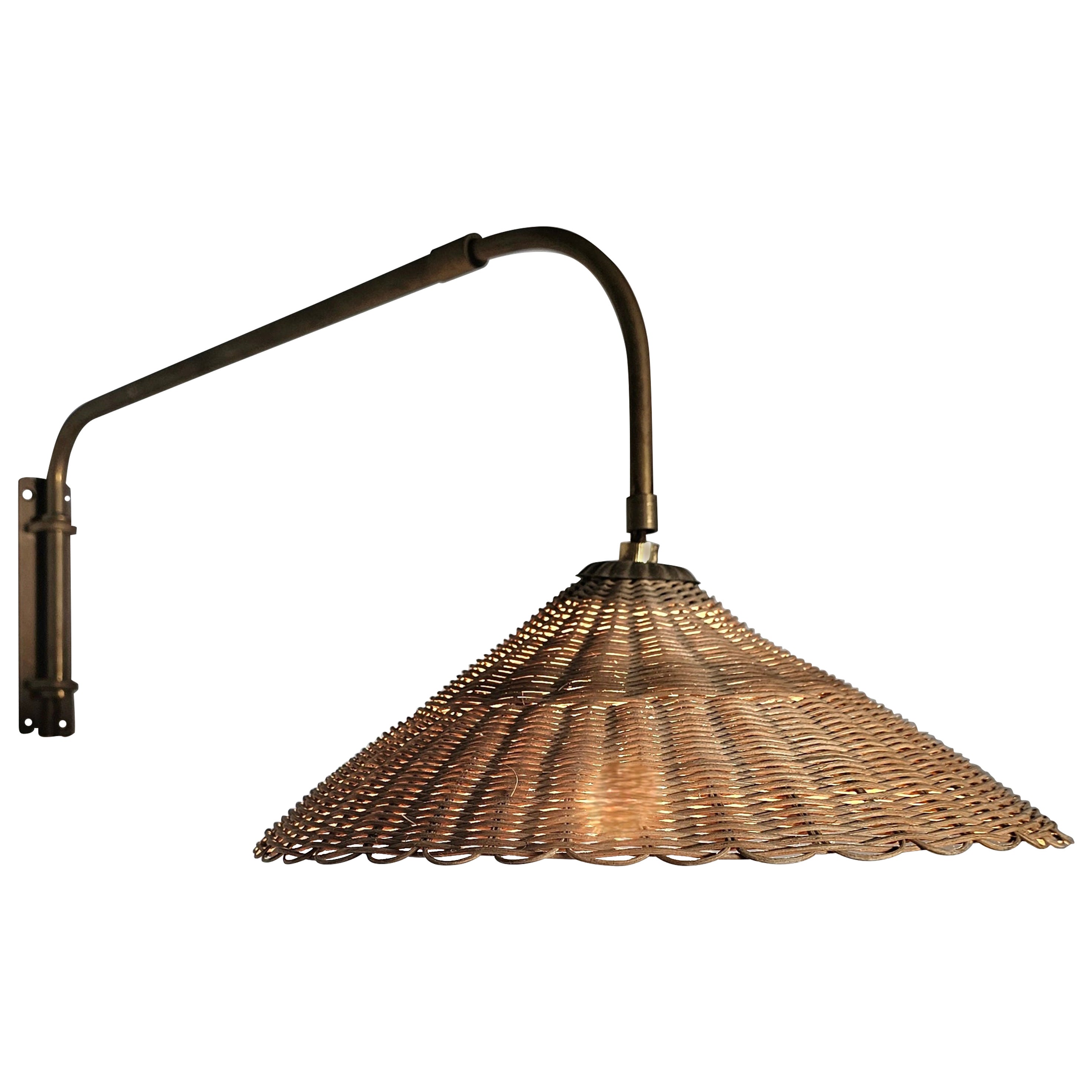 Wandleuchte aus Rattan und Messing in der Art von Paavo Tynell, 1950er Jahre im Angebot