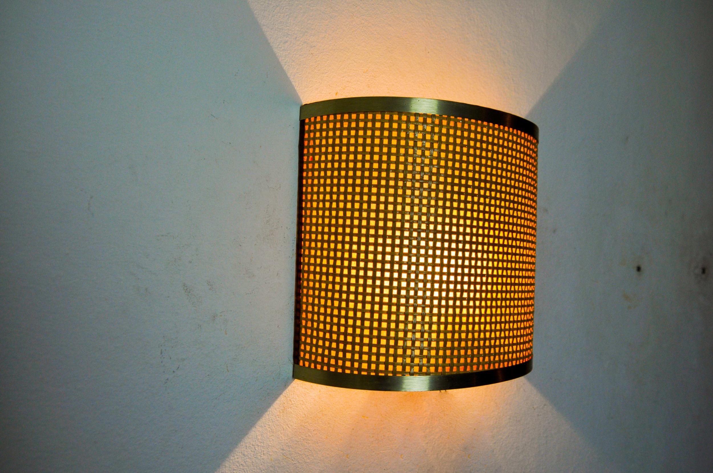 Rattan and brass wall lamp, italy, 1960 In Good Condition For Sale In BARCELONA, ES
