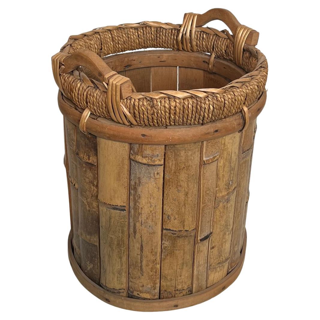 Cestino in rattan e ottone, circa 1970 in vendita