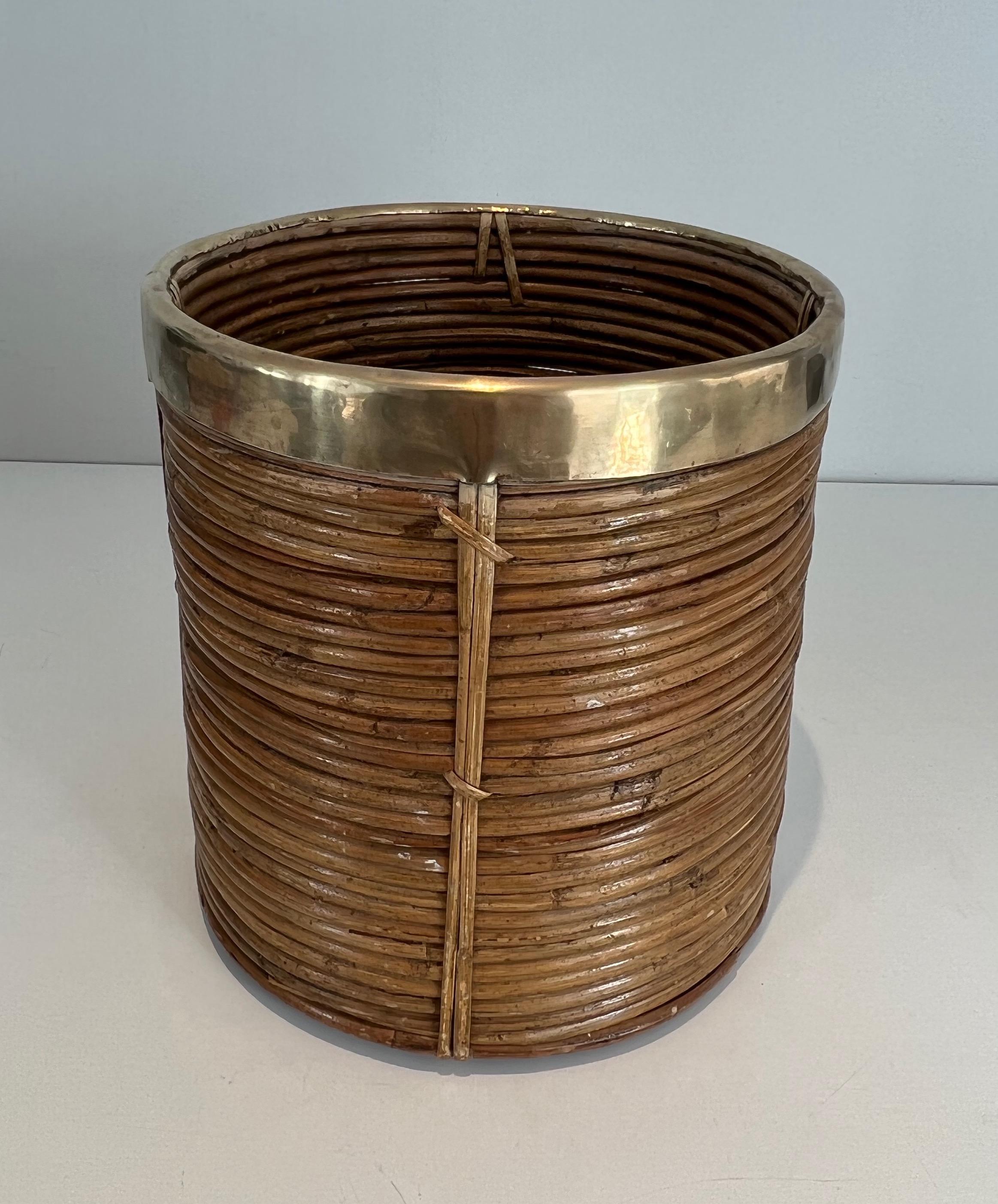Mid-Century moderno Cestino in rattan e ottone