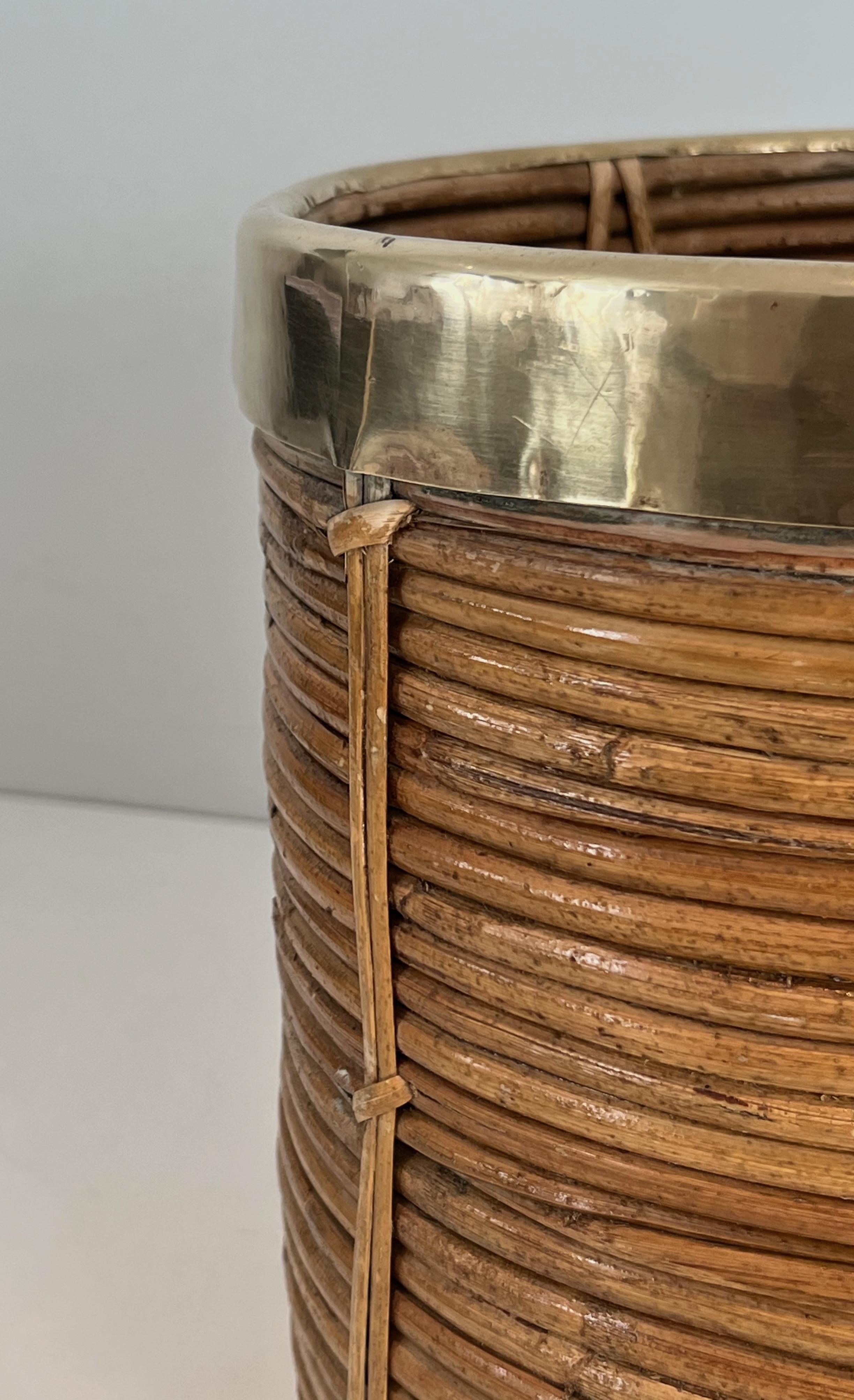 Rattan and brass wastebasket in the style of Gabriella Crespi In Good Condition In Marcq-en-Barœul, Hauts-de-France