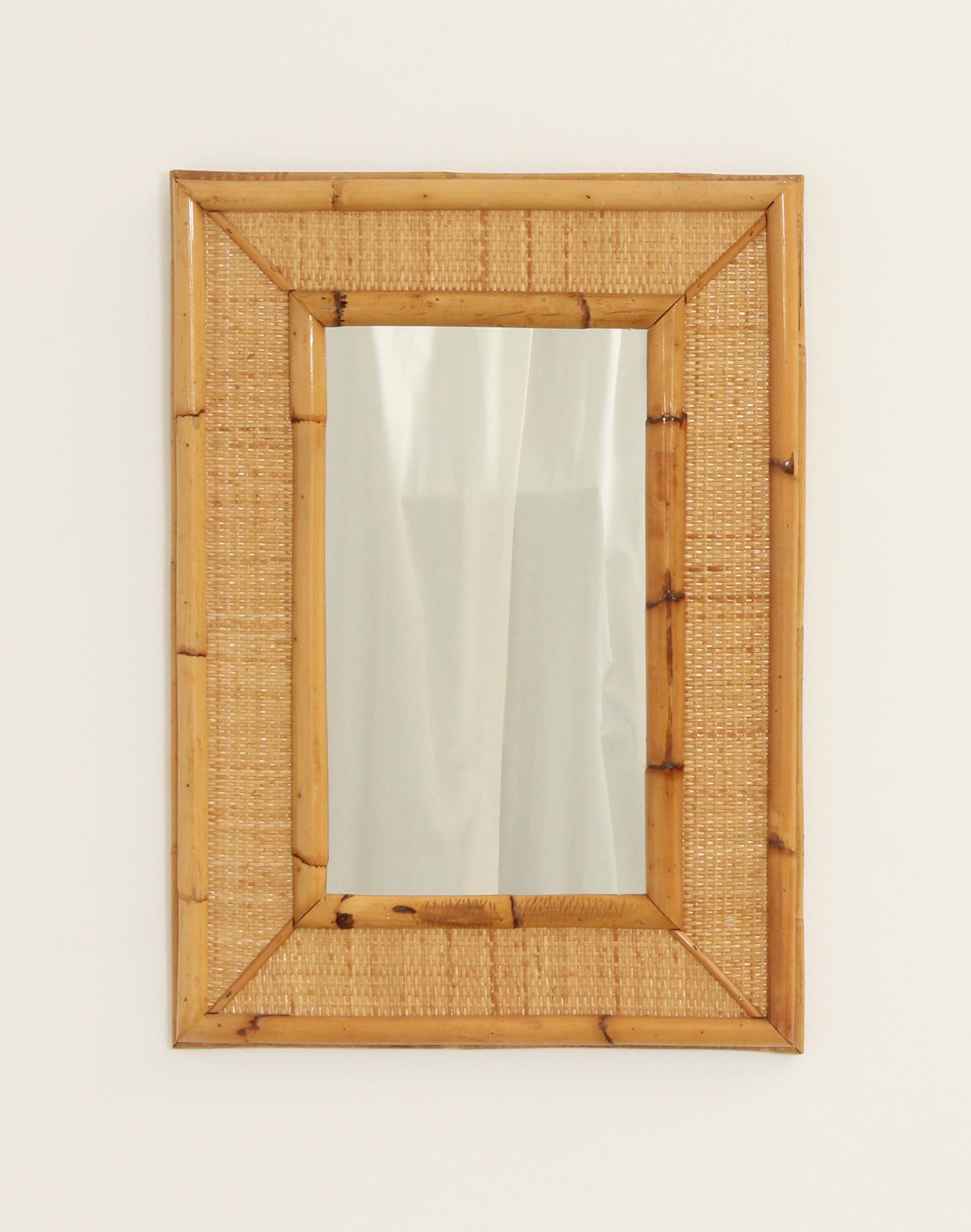 Miroirs muraux rectangulaires des années 1970, Espagne. Structure en rotin tressé et canne. Très décoratif à l'unité ou placé ensemble.