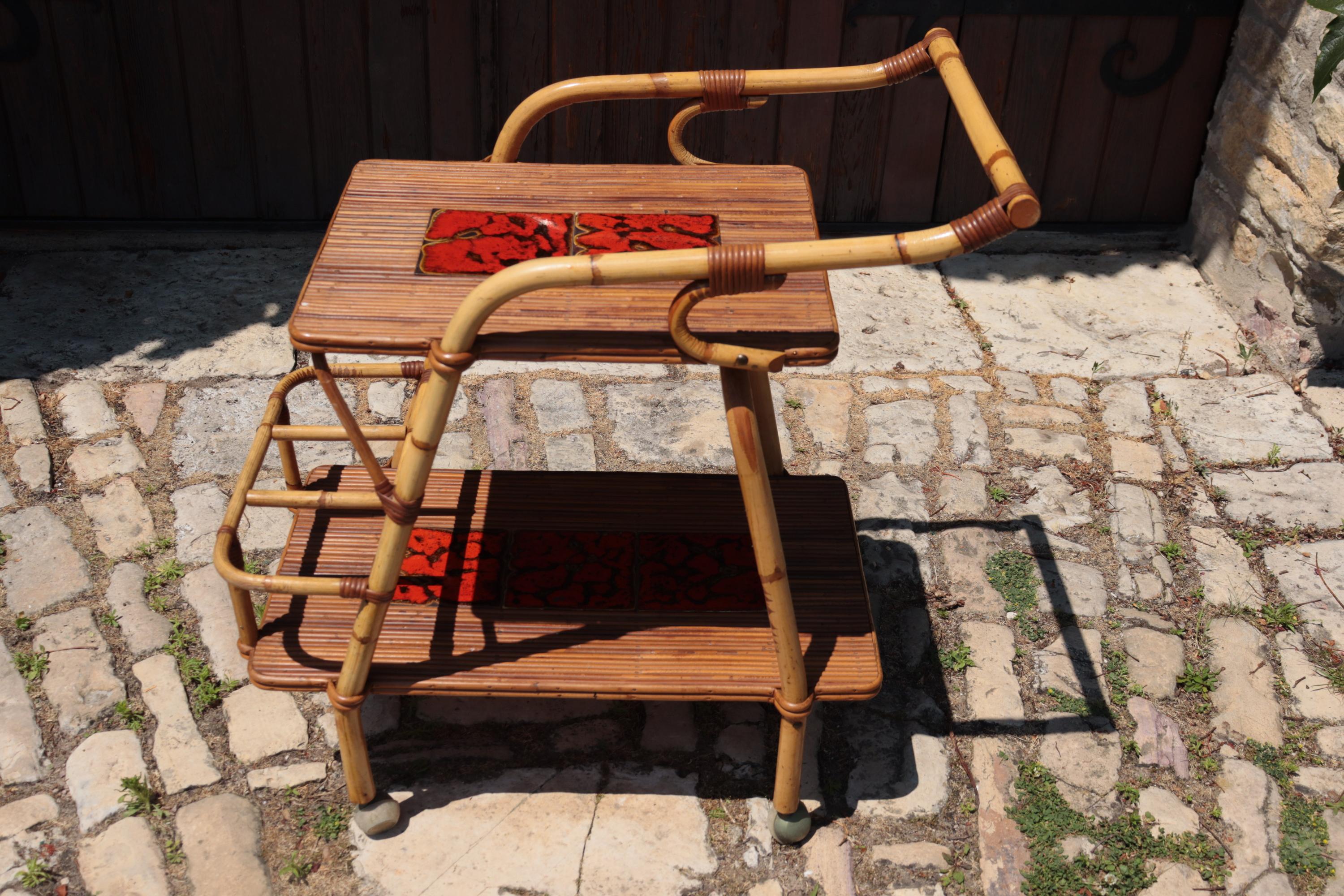 Bohémien Tavolo rotante in rattan e ceramica di Audoux-minnet, CIRCA 1950 in vendita