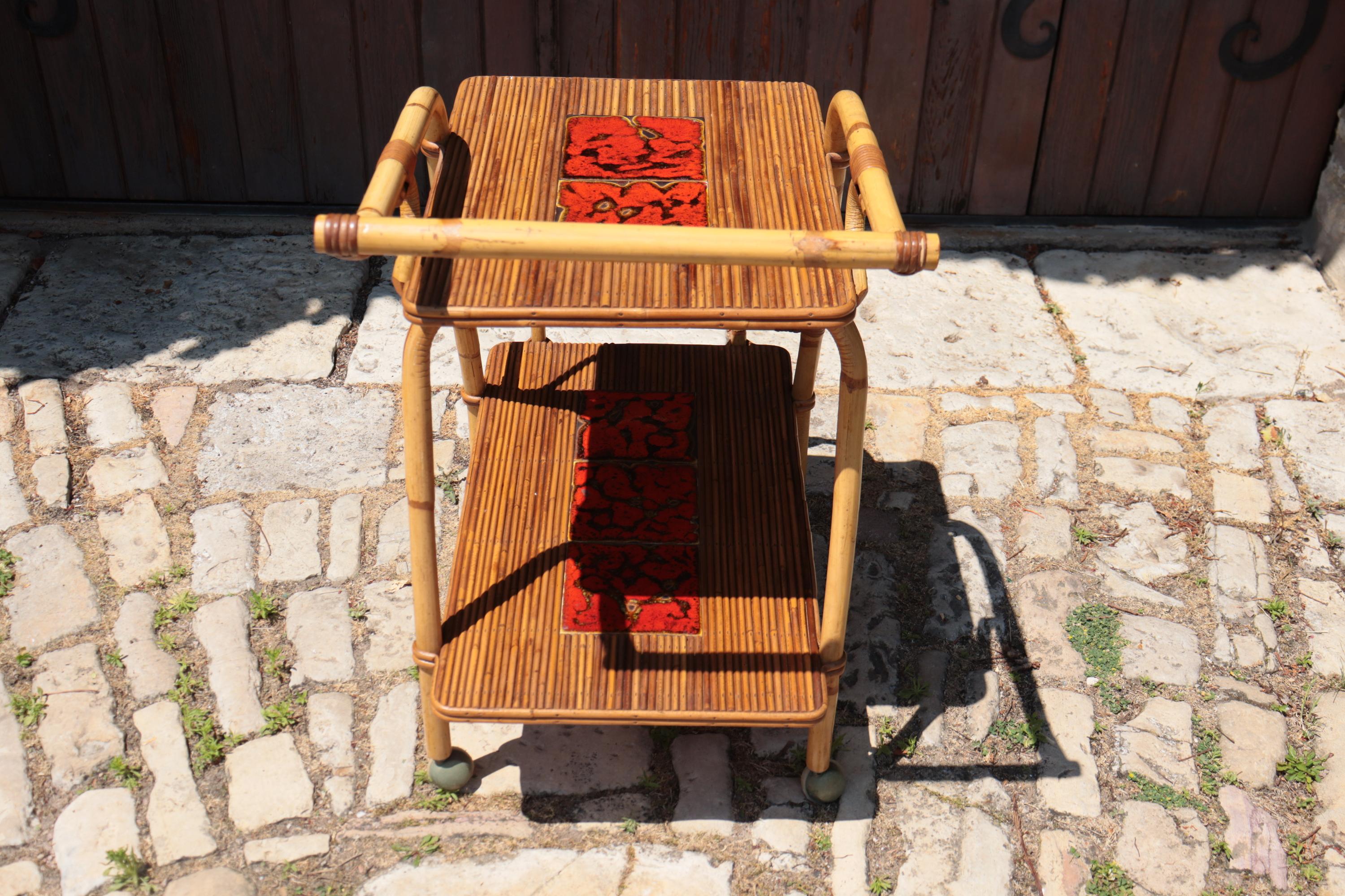 Francese Tavolo rotante in rattan e ceramica di Audoux-minnet, CIRCA 1950 in vendita