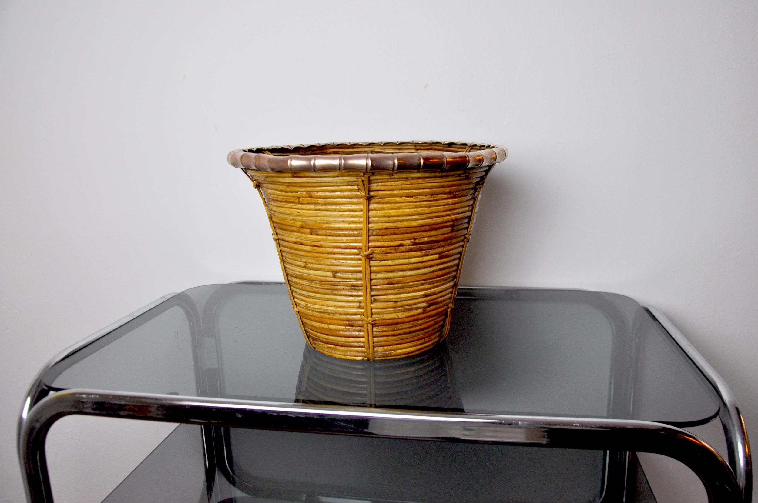 Very nice magazine holder or basket in rattan and copper handmade in Italy in the 1970s.
Round shape, modern style of the middle of the century, it is inspired by the drawings of Gabriella Crispi.
Beautiful decorative object that will bring a real