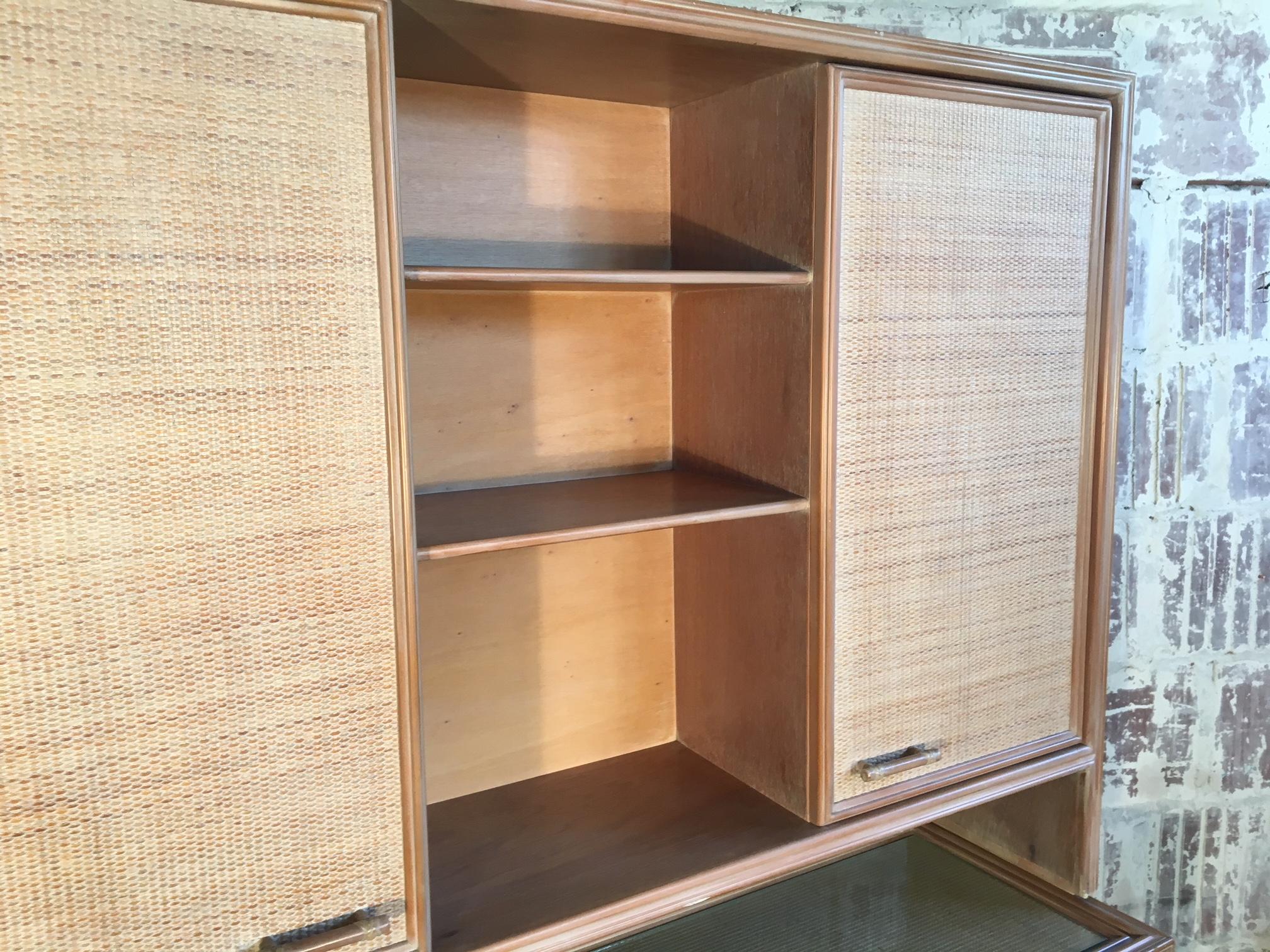 Rattan and Faux Bamboo China Buffet Cabinet with Hutch im Zustand „Gut“ in Jacksonville, FL