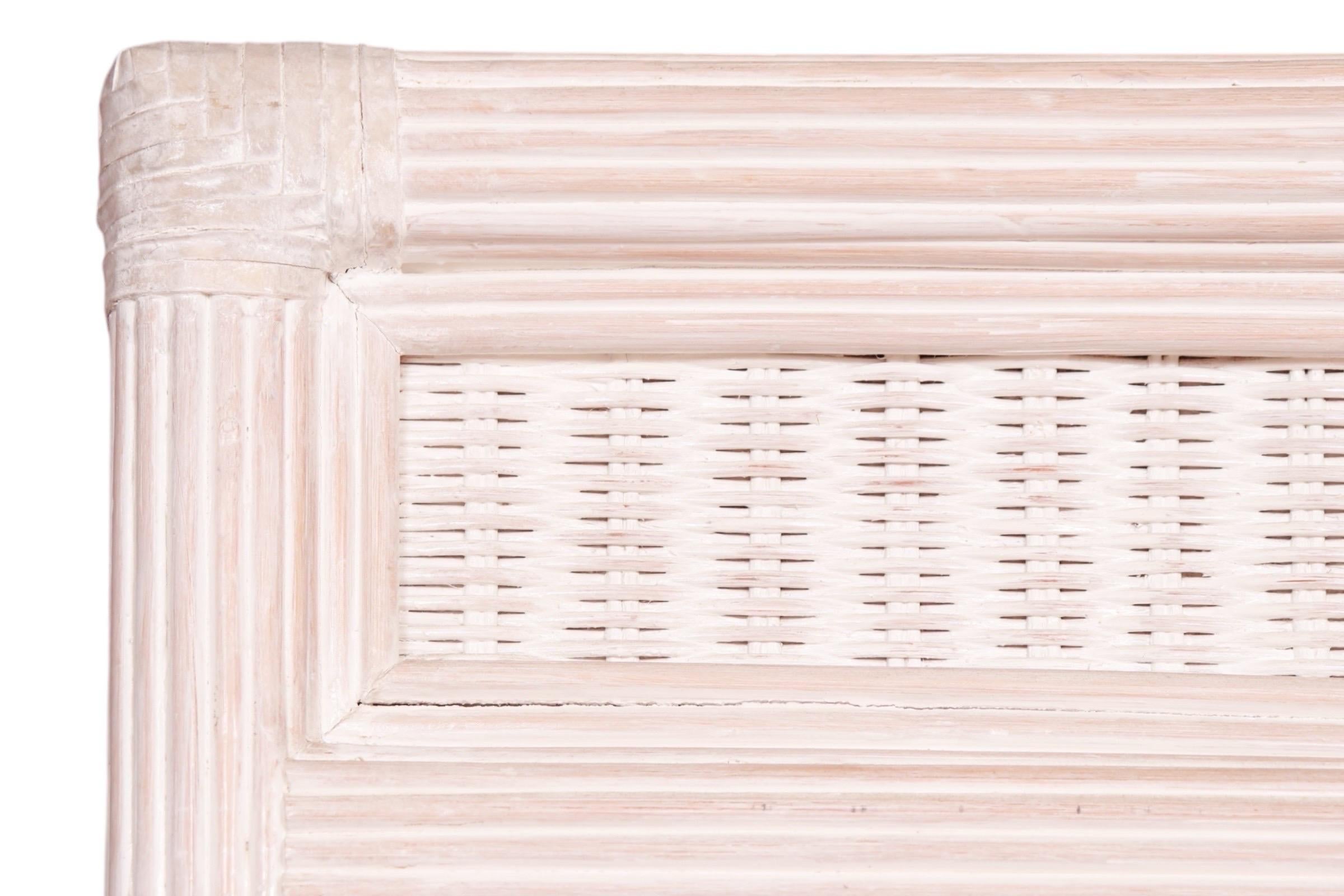 Etagère en rotin et verre Bon état - En vente à Bradenton, FL
