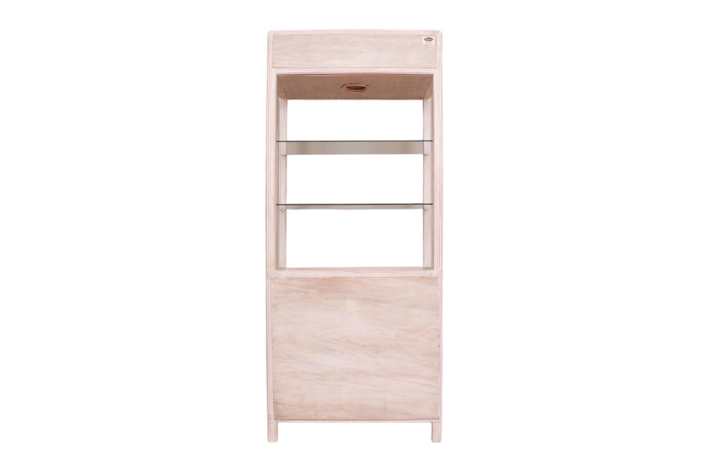 Etagère en rotin et verre en vente 3