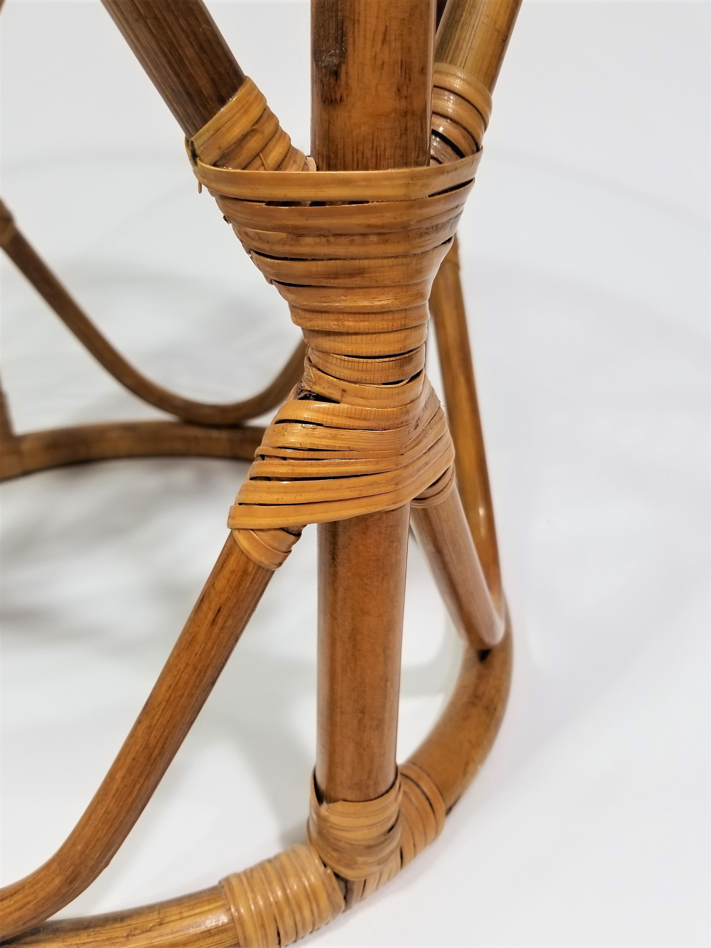 Table en rotin et plateau en verre mi-siècle, 1970 en vente 5