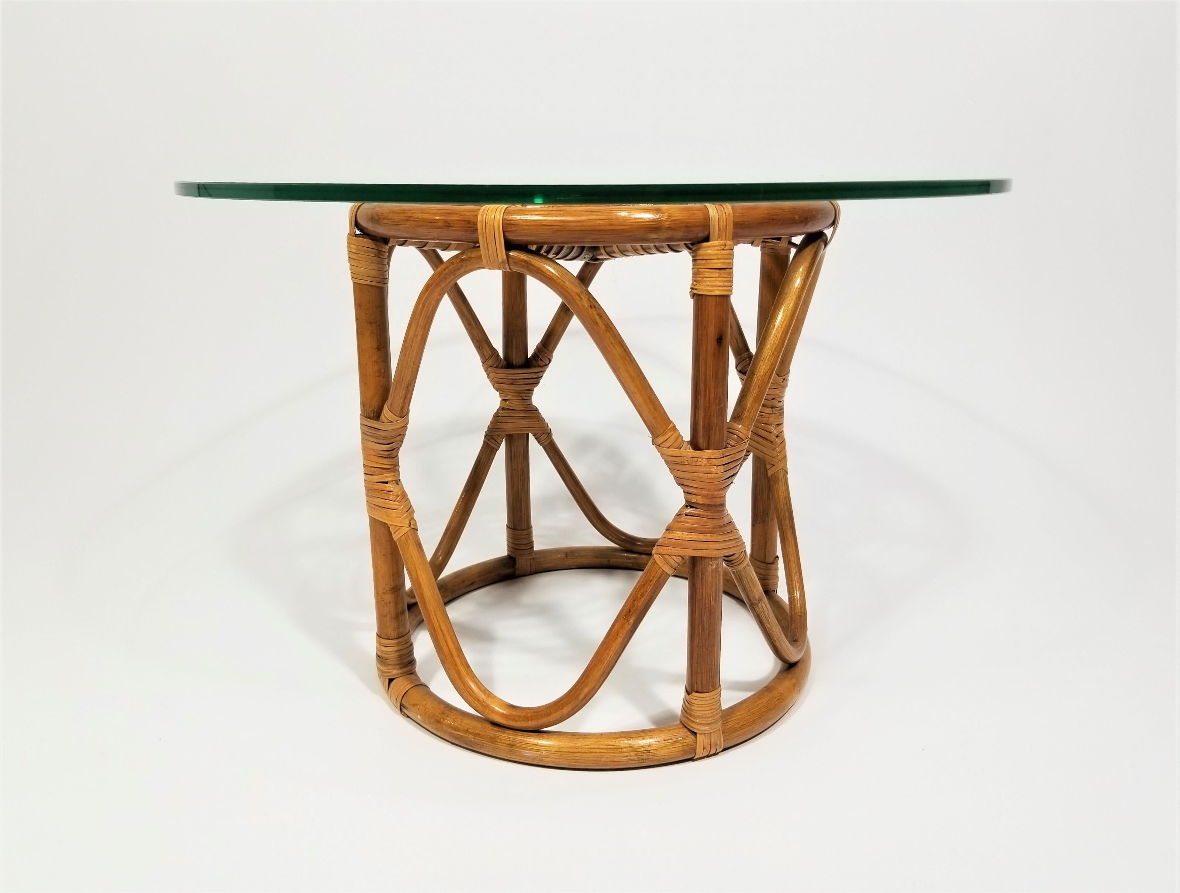 Bohème Table en rotin et plateau en verre mi-siècle, 1970 en vente