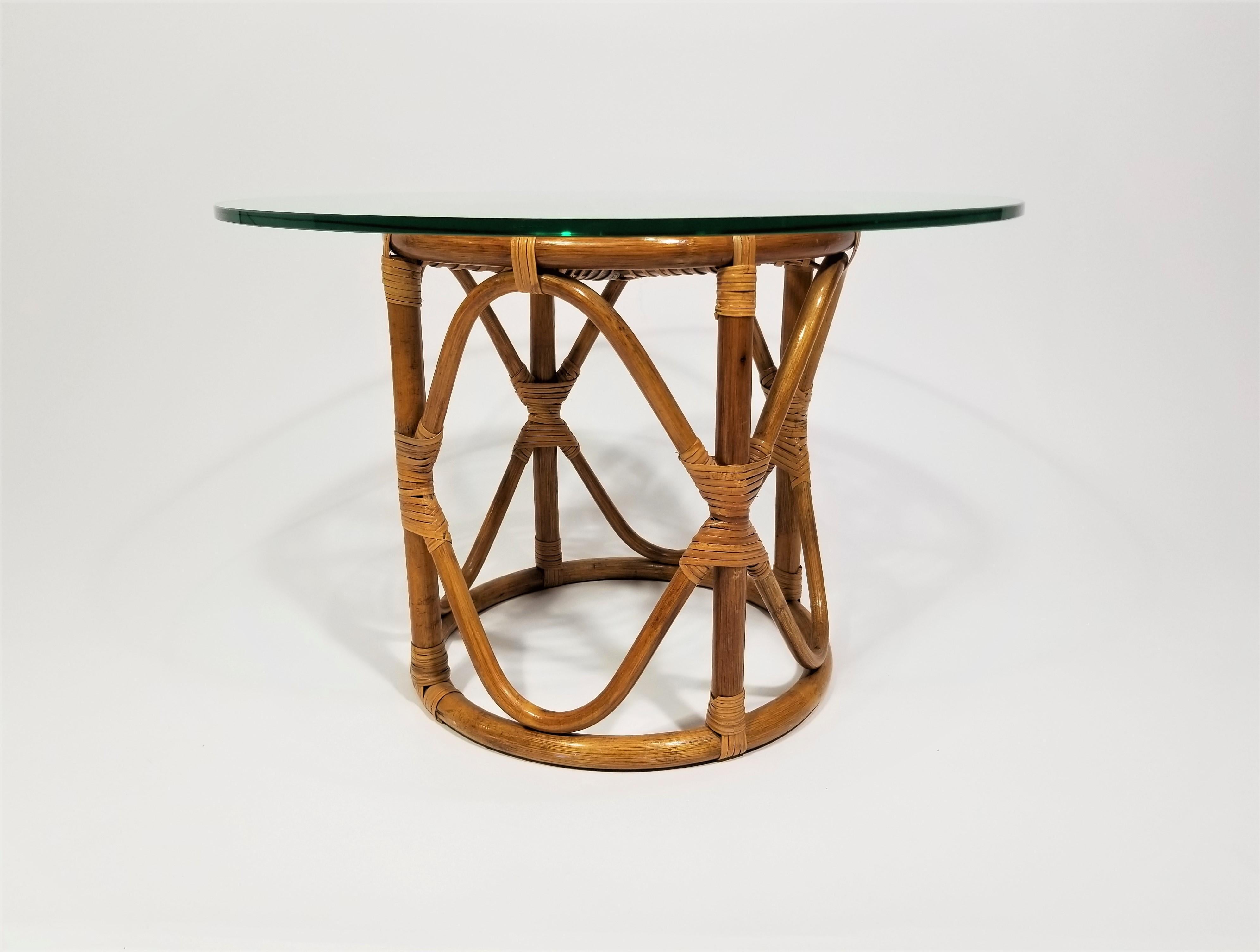 Table en rotin et plateau en verre mi-siècle, 1970 Bon état - En vente à New York, NY