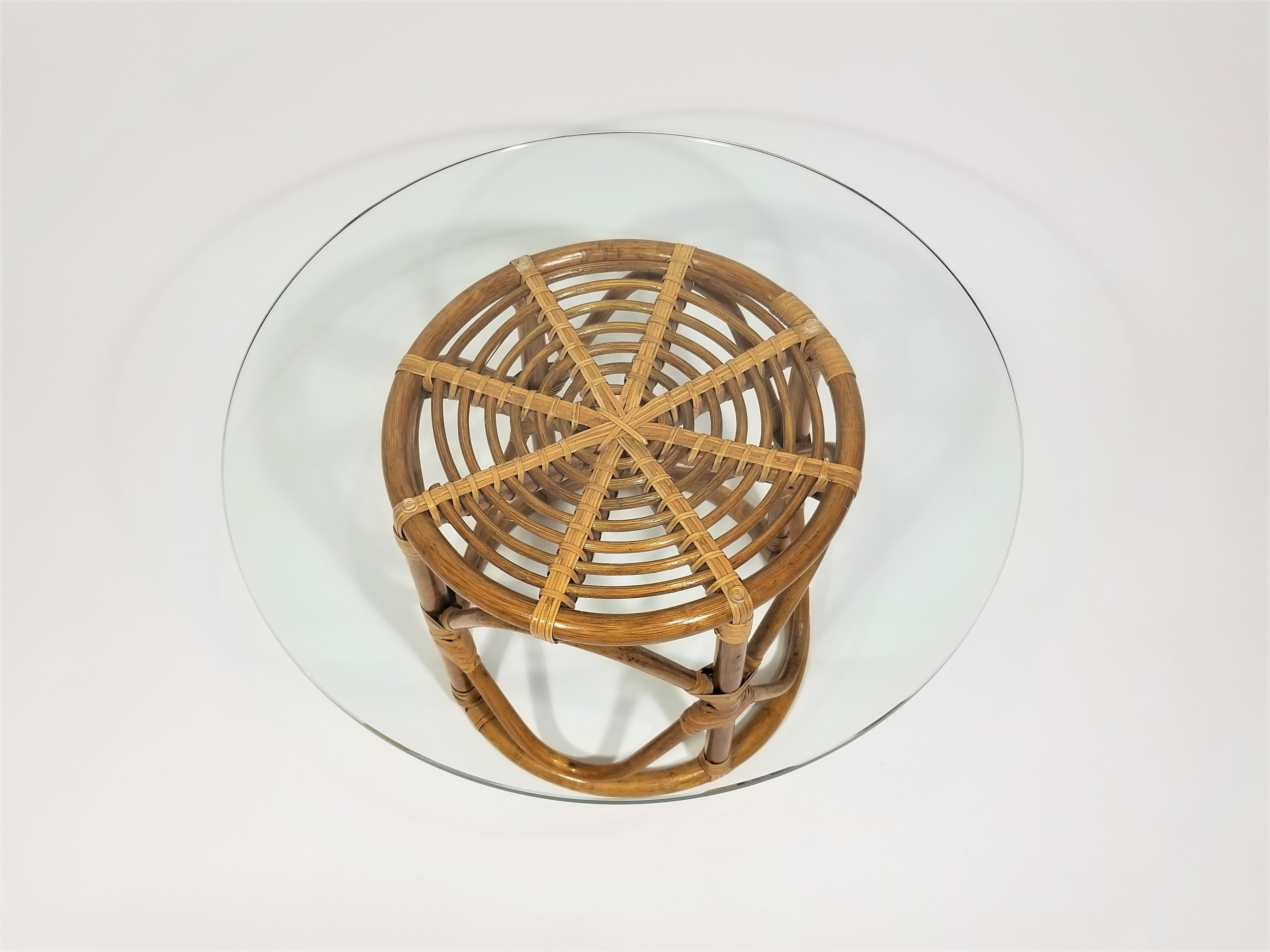 Osier Table en rotin et plateau en verre mi-siècle, 1970 en vente