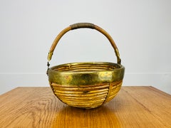 Cesta de ratán y latón dorado, Italia, años 60