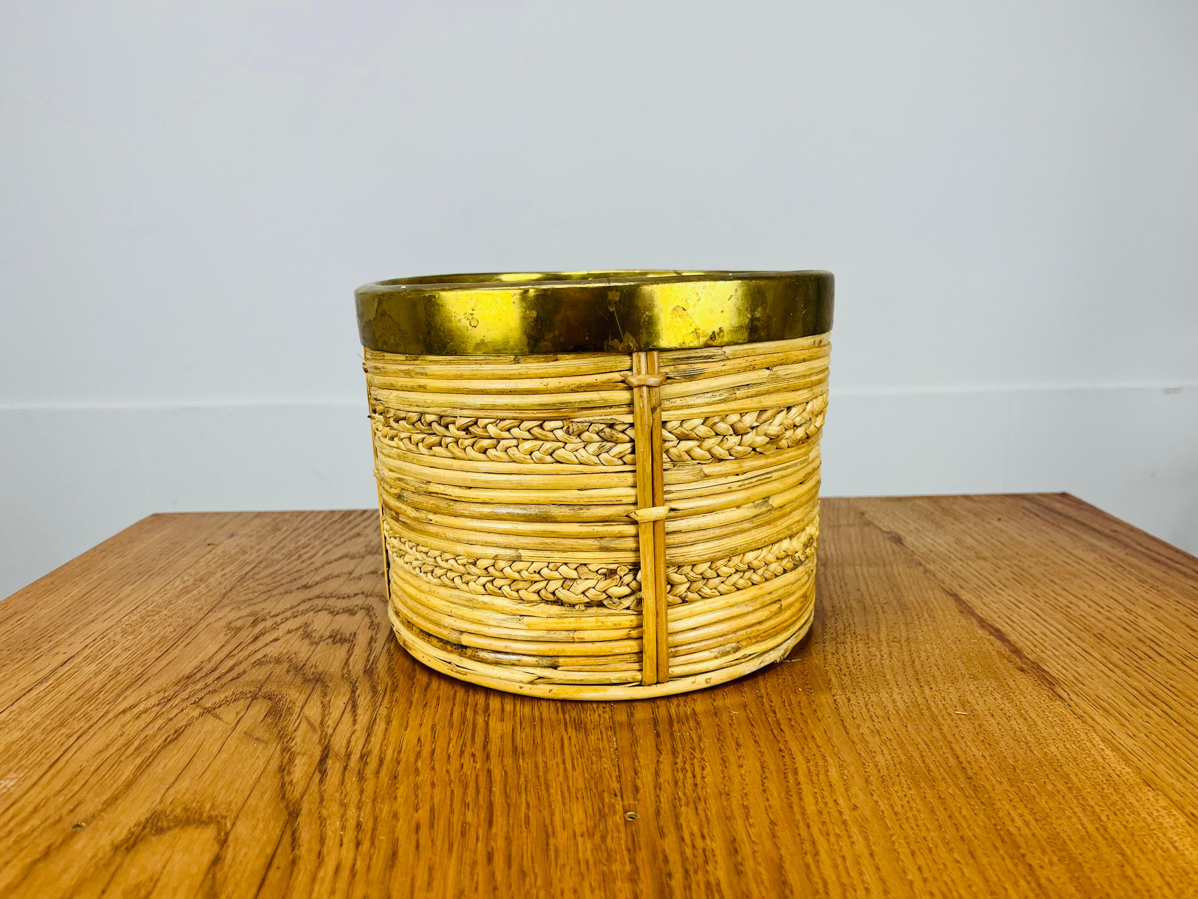 Beautiful Italian rattan and golden brass basket in the style of Gabriella Crespi, around 1960's. Good condition, a very nice piece of organic furniture.

Measurements : height 15,3 cm, diameter 20,2 cm.
