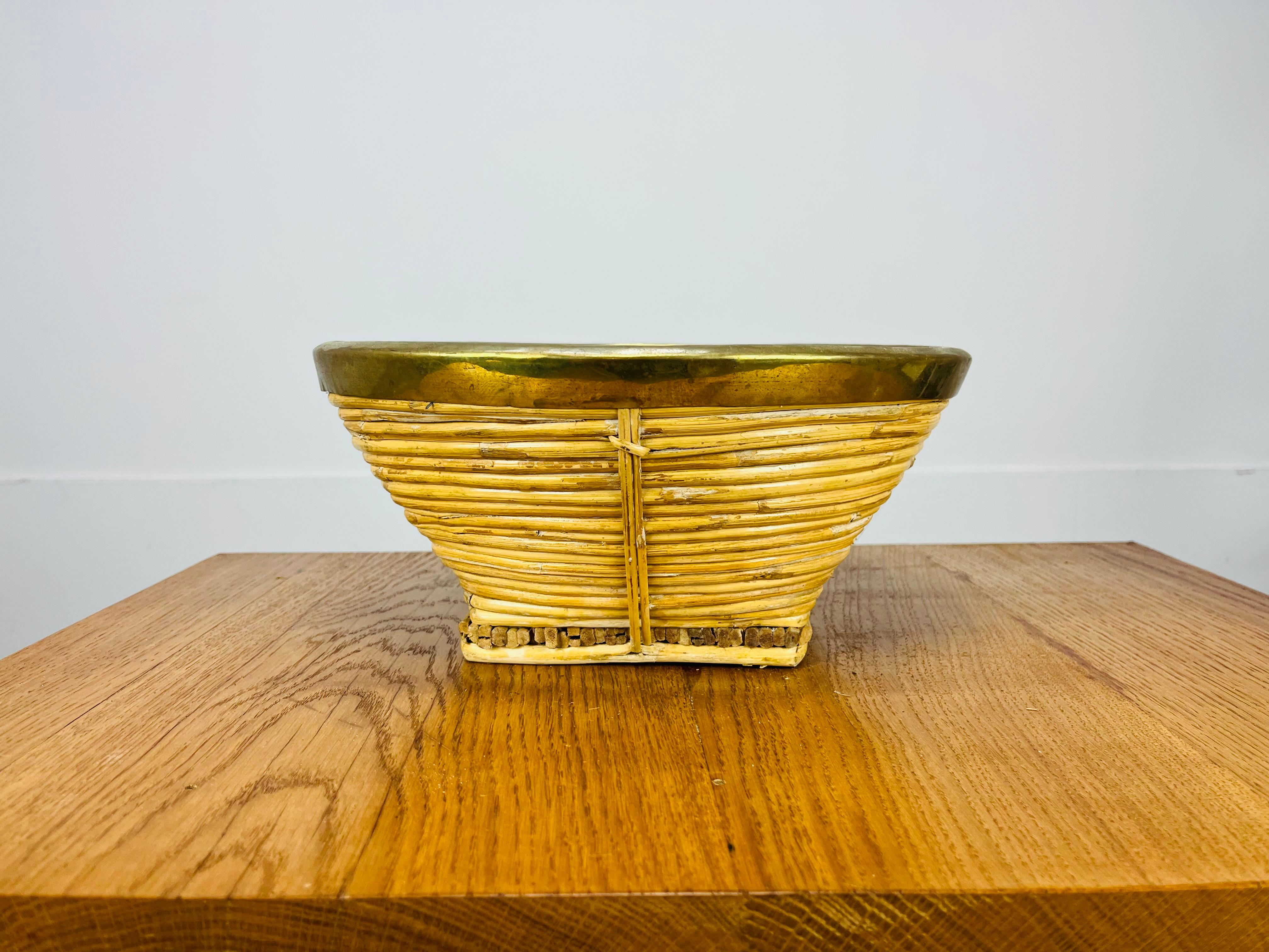 Beautiful Italian rattan and golden brass basket in the style of Gabriella Crespi, around 1960's. Good condition, a very nice piece of organic furniture.

Measurements : height 13,5 cm, width 30,5 cm, depth 30 cm.
