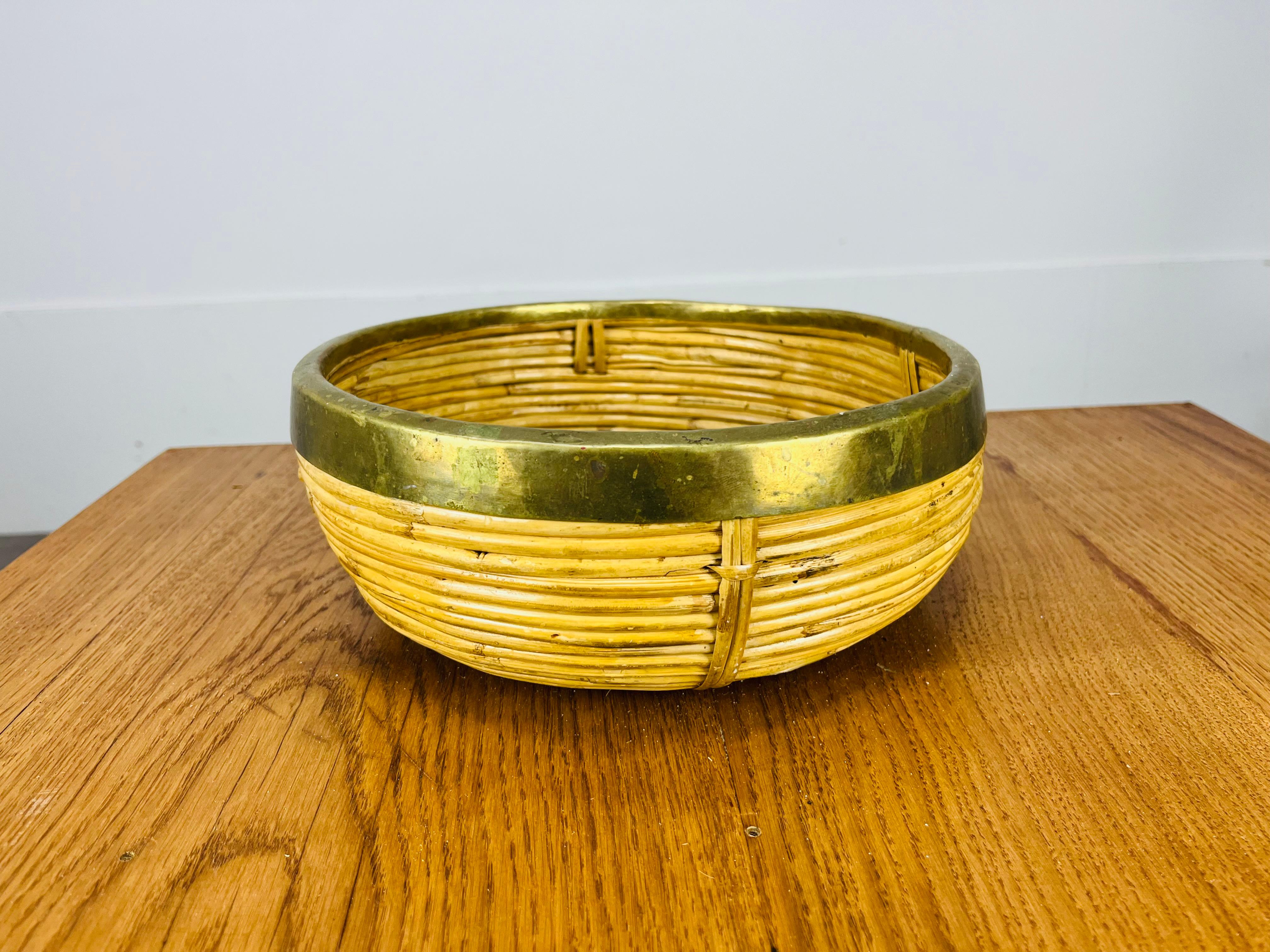 Beautiful Italian rattan and golden brass basket in the style of Gabriella Crespi, around 1960's. Good condition, a very nice piece of organic furniture.

Measurements : height 9,5 cm, width 25 cm, depth 24,5 cm.
