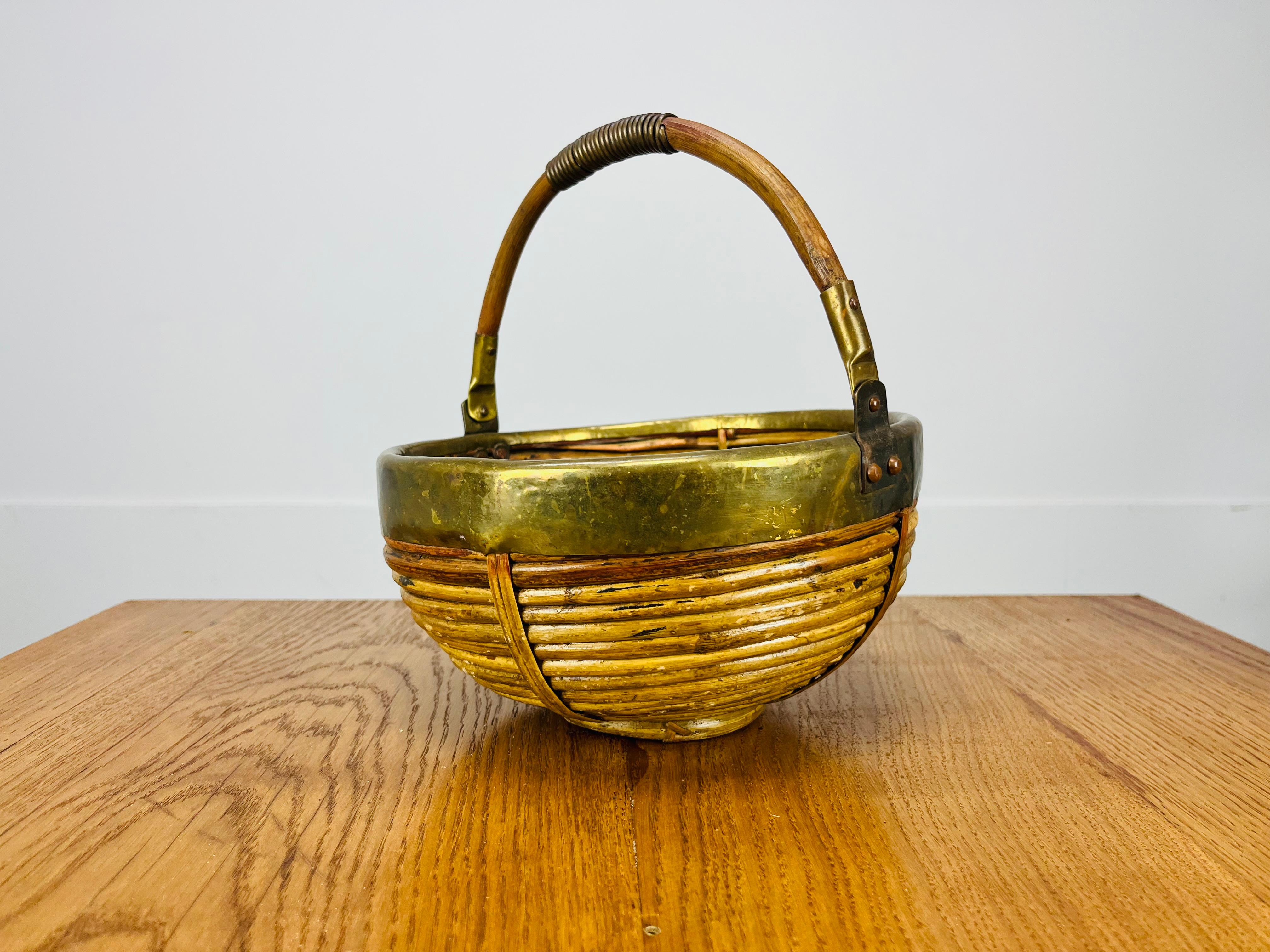 Italiano Rattan and golden brass basket, Italy, 1960's in vendita