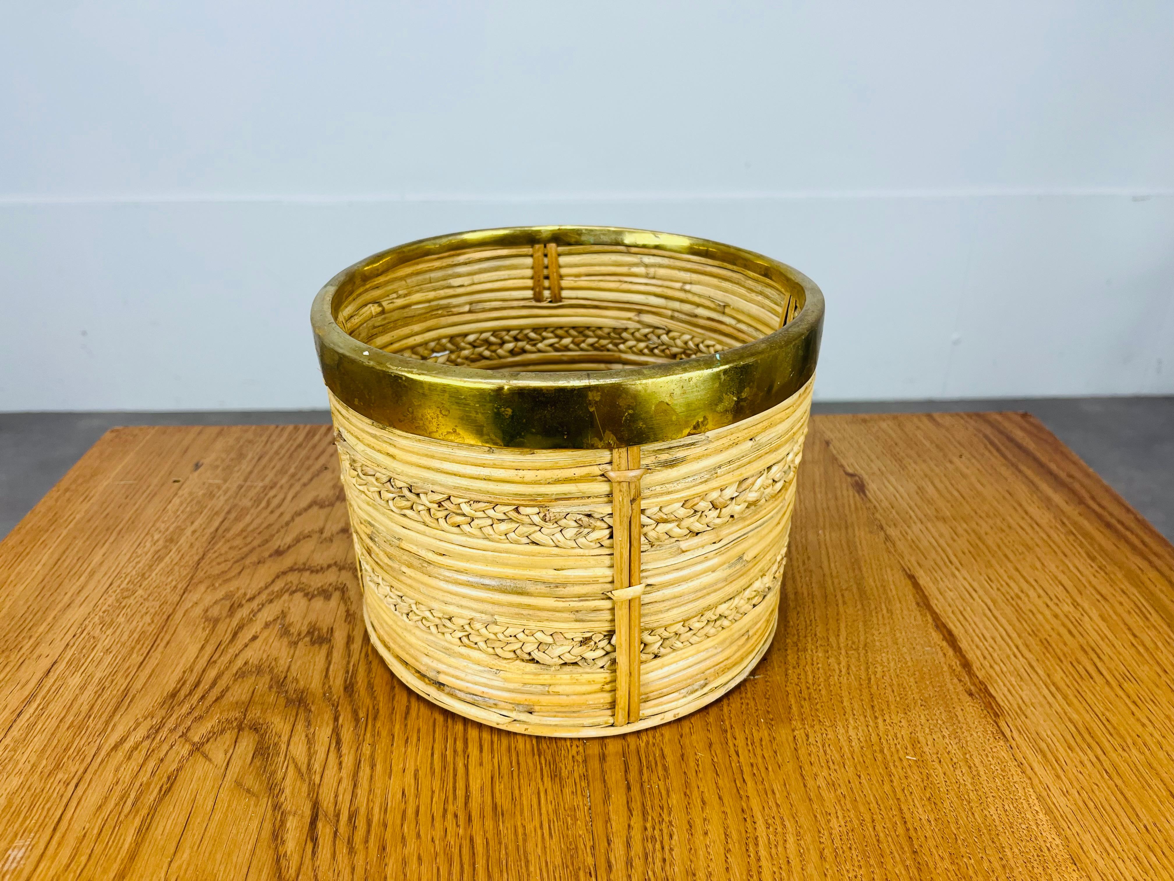 Italiano Rattan and golden brass basket, Italy, 1960's in vendita