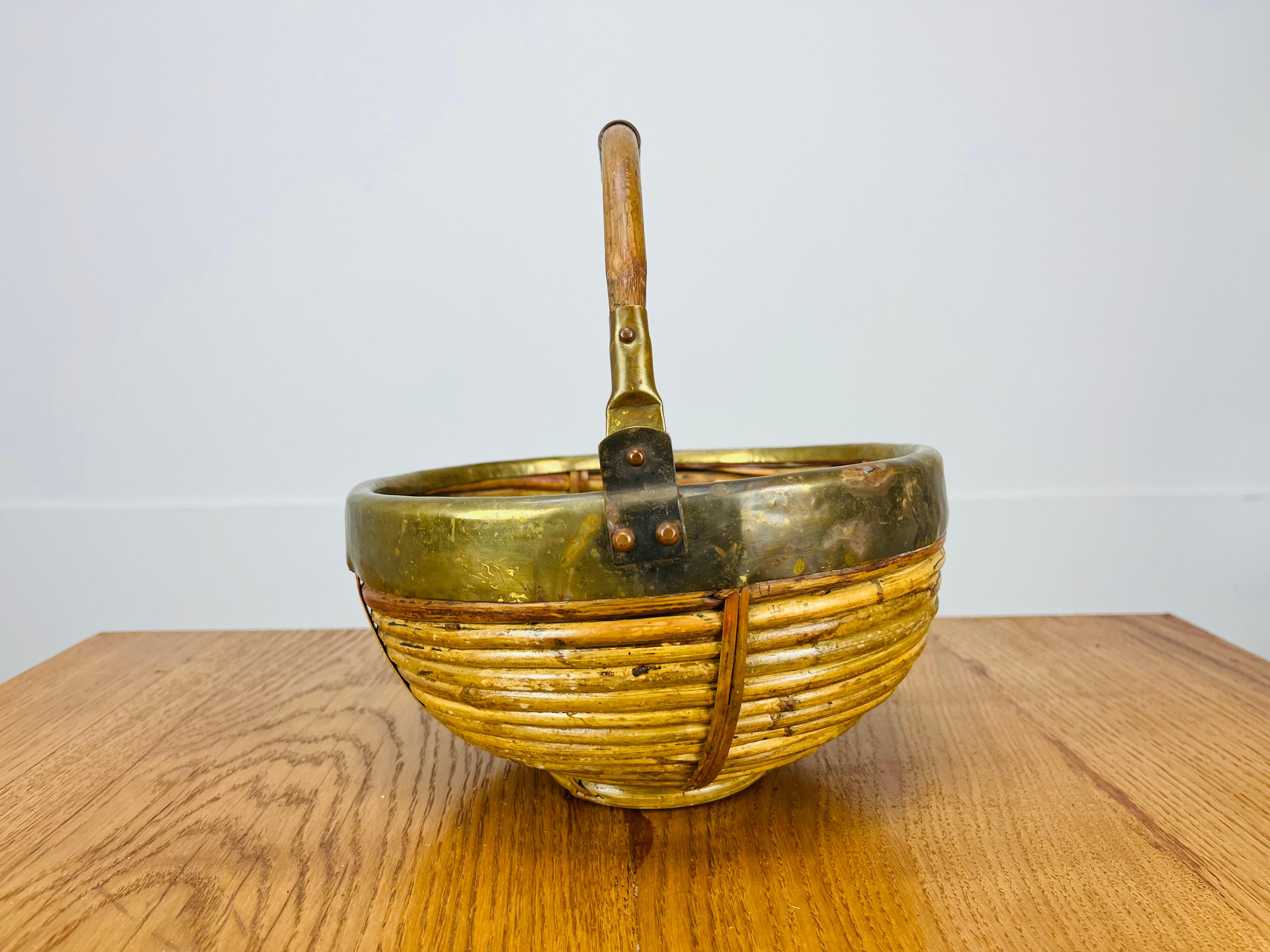 Rattan and golden brass basket, Italy, 1960's In condizioni buone in vendita a BELFORT, FR