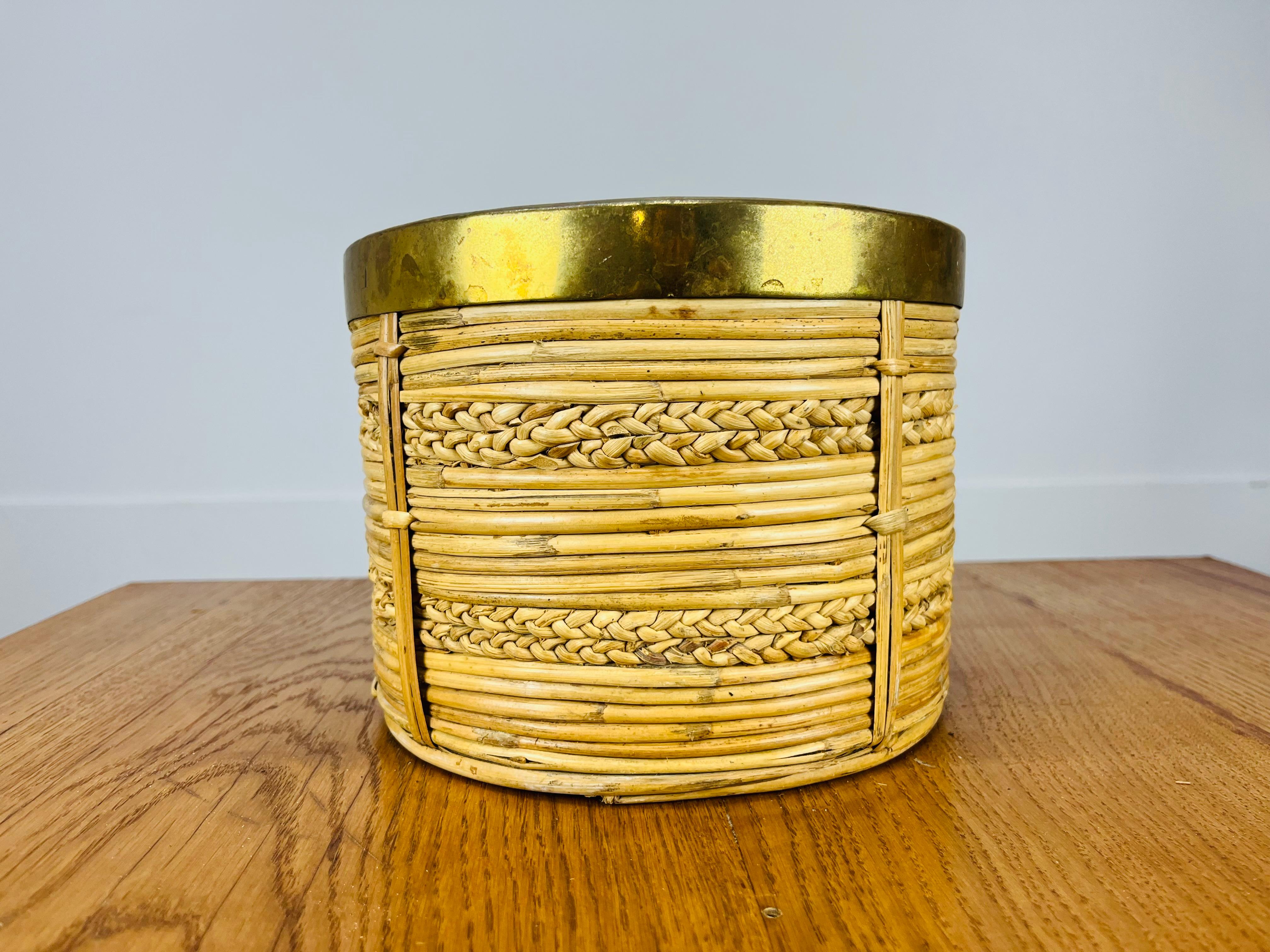 Rattan and golden brass basket, Italy, 1960's In condizioni buone in vendita a BELFORT, FR