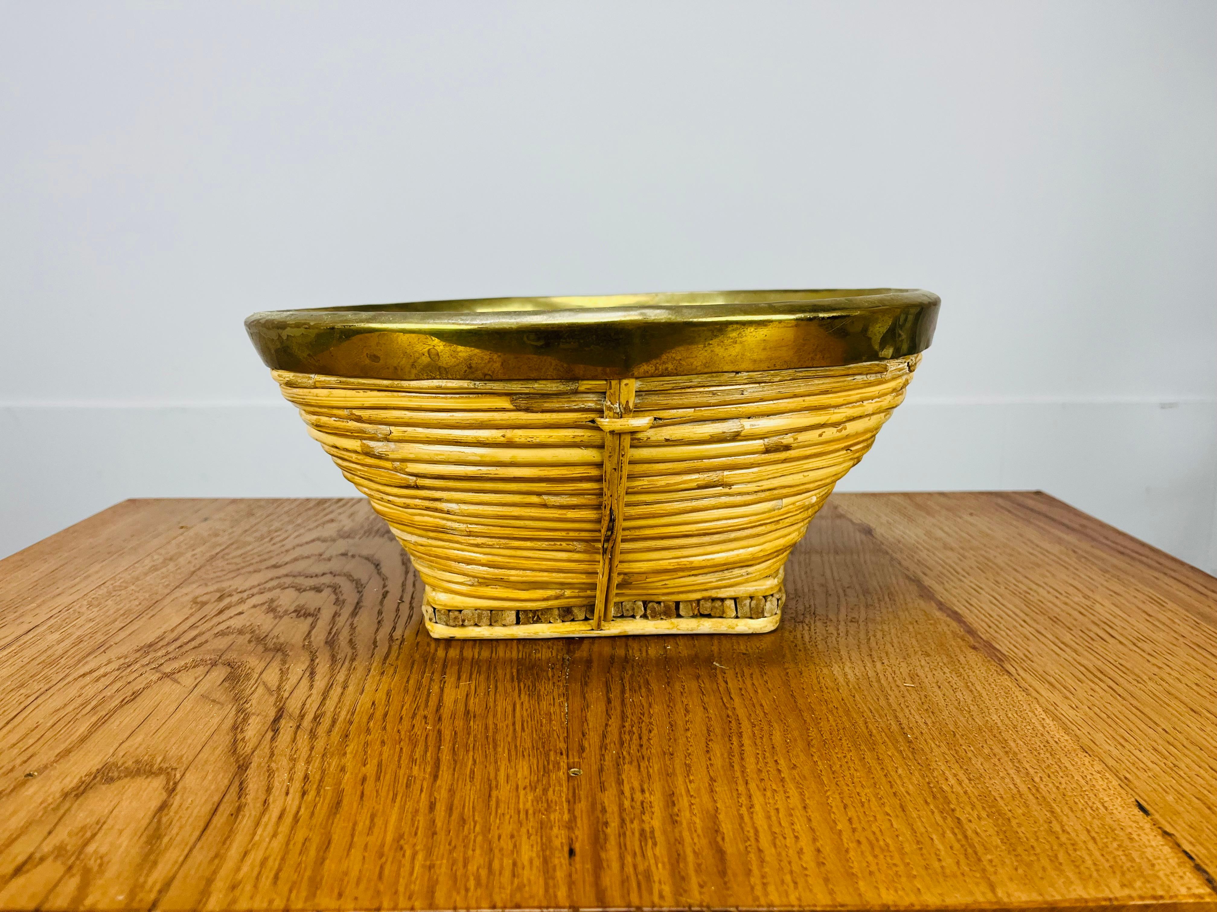 Rattan and golden brass basket, Italy, 1960's In Good Condition For Sale In BELFORT, FR