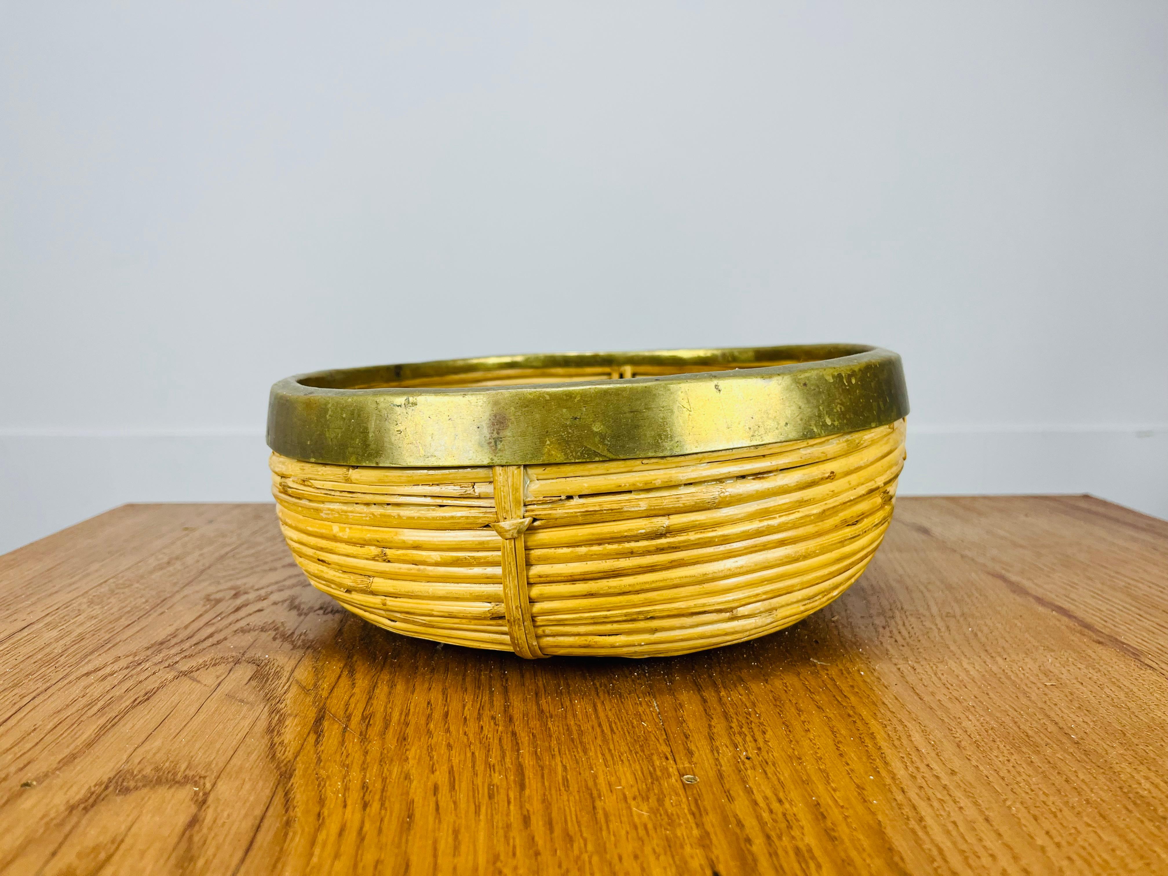 Rattan and golden brass basket, Italy, 1960's In condizioni buone in vendita a BELFORT, FR