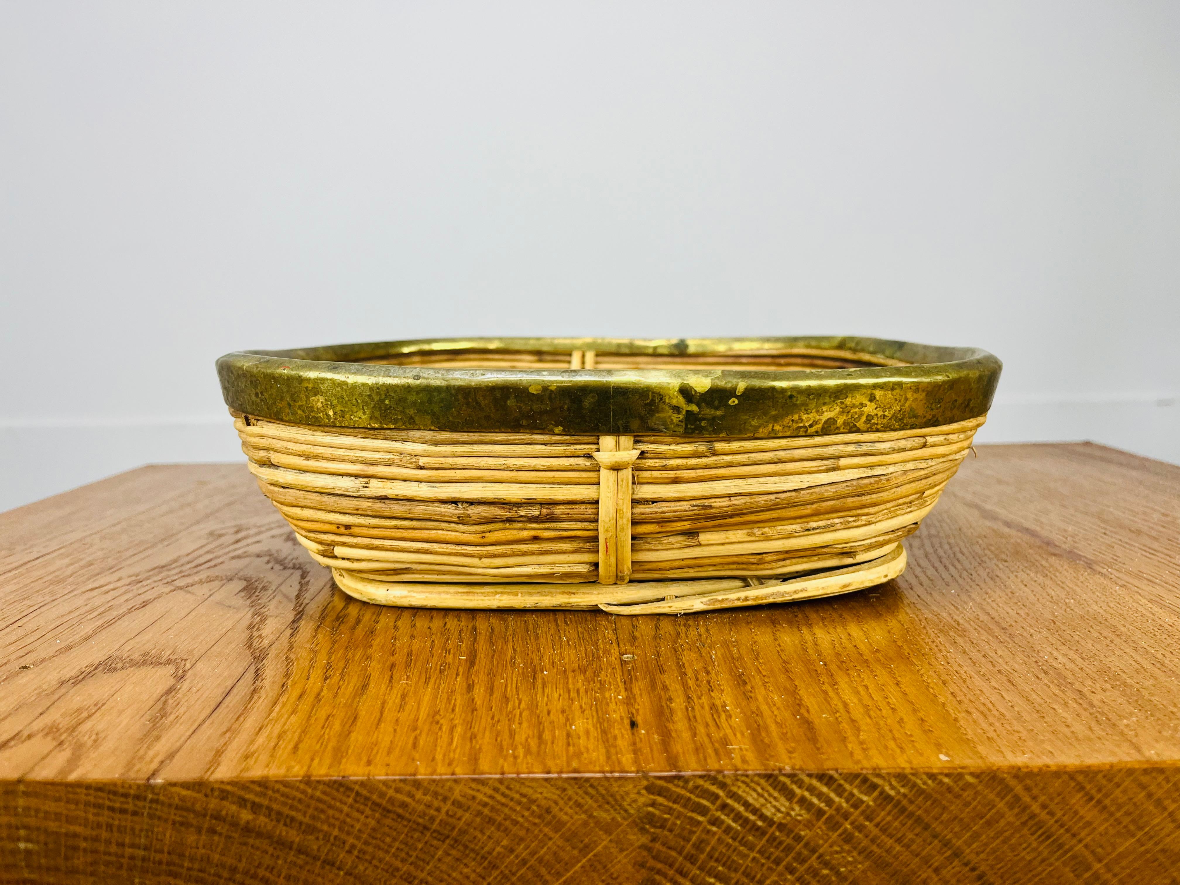 Rattan and golden brass basket, Italy, 1960's In condizioni buone in vendita a BELFORT, FR