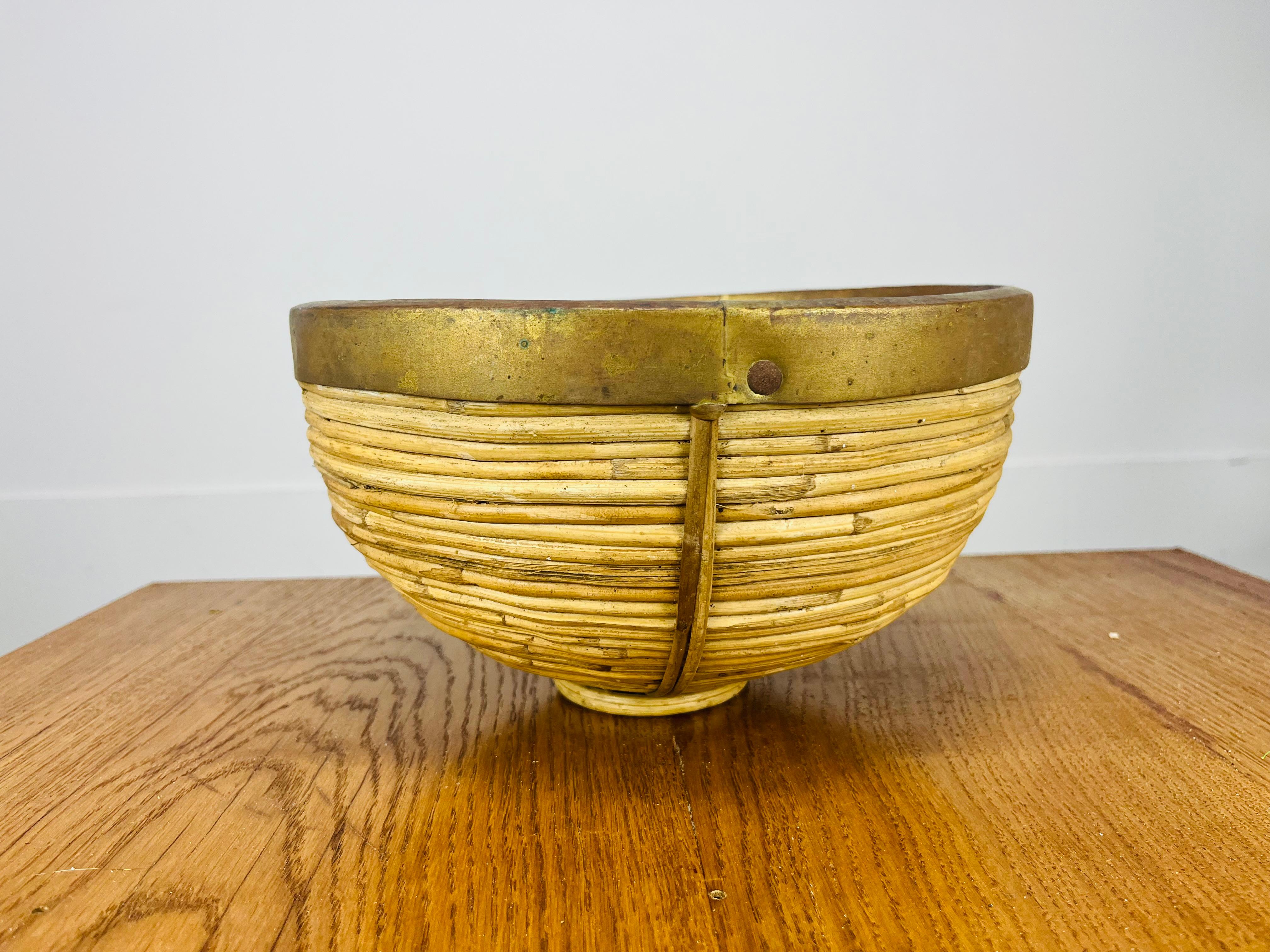 Rattan and golden brass basket, Italy, 1960's In condizioni buone in vendita a BELFORT, FR