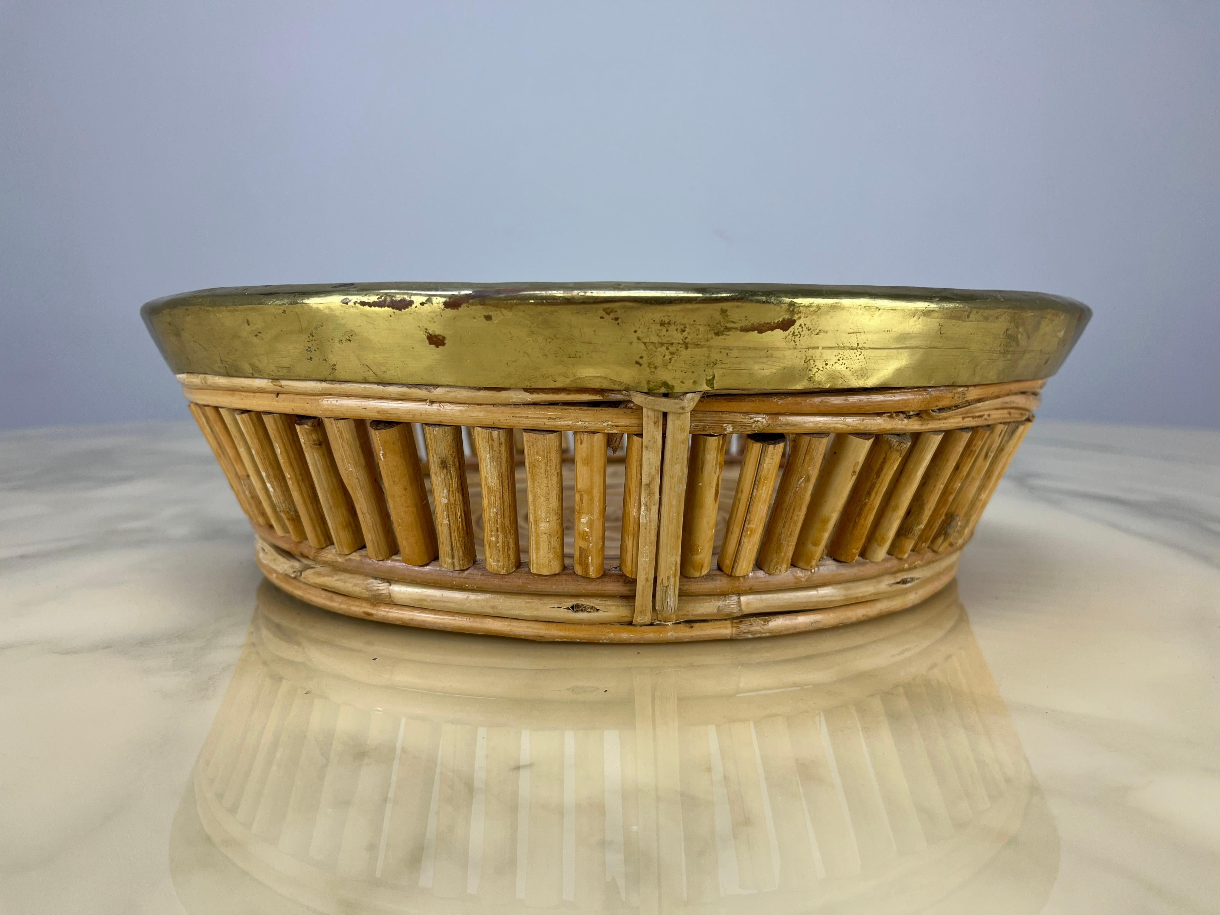 Cestino in rattan e ottone dorato, Italia, anni '60 In condizioni buone in vendita a BELFORT, FR