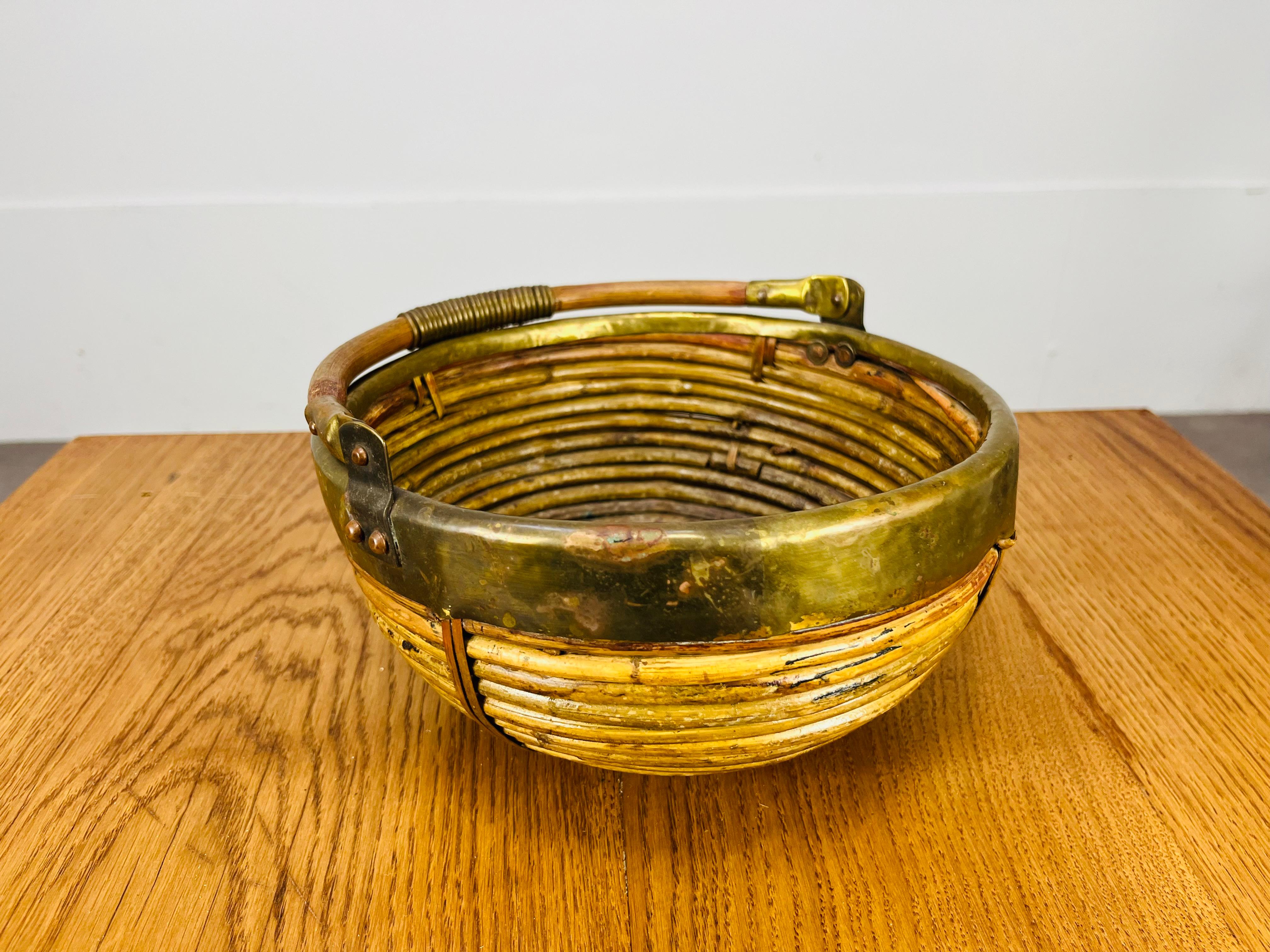 Ottone Rattan and golden brass basket, Italy, 1960's in vendita