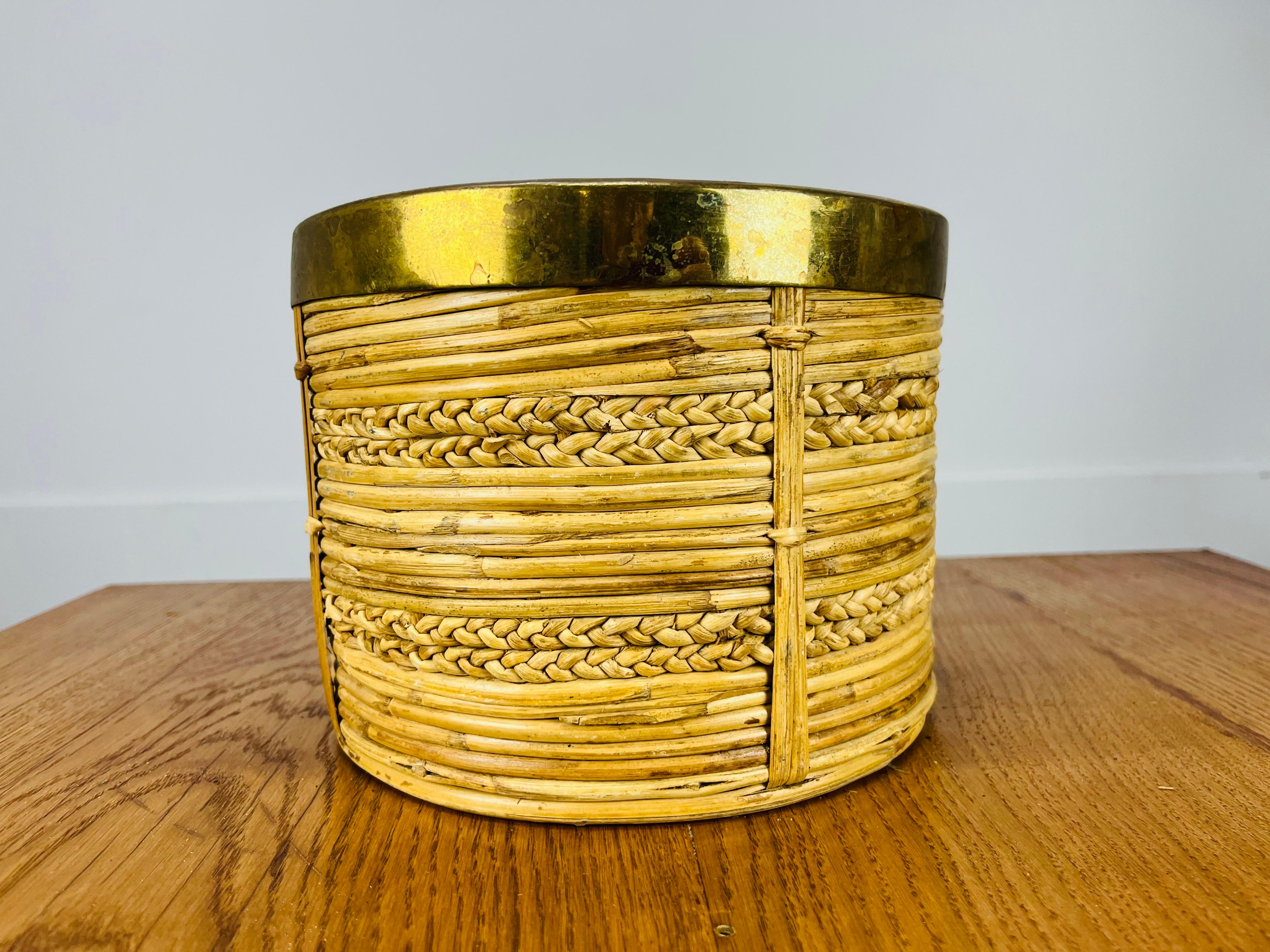 Ottone Rattan and golden brass basket, Italy, 1960's in vendita